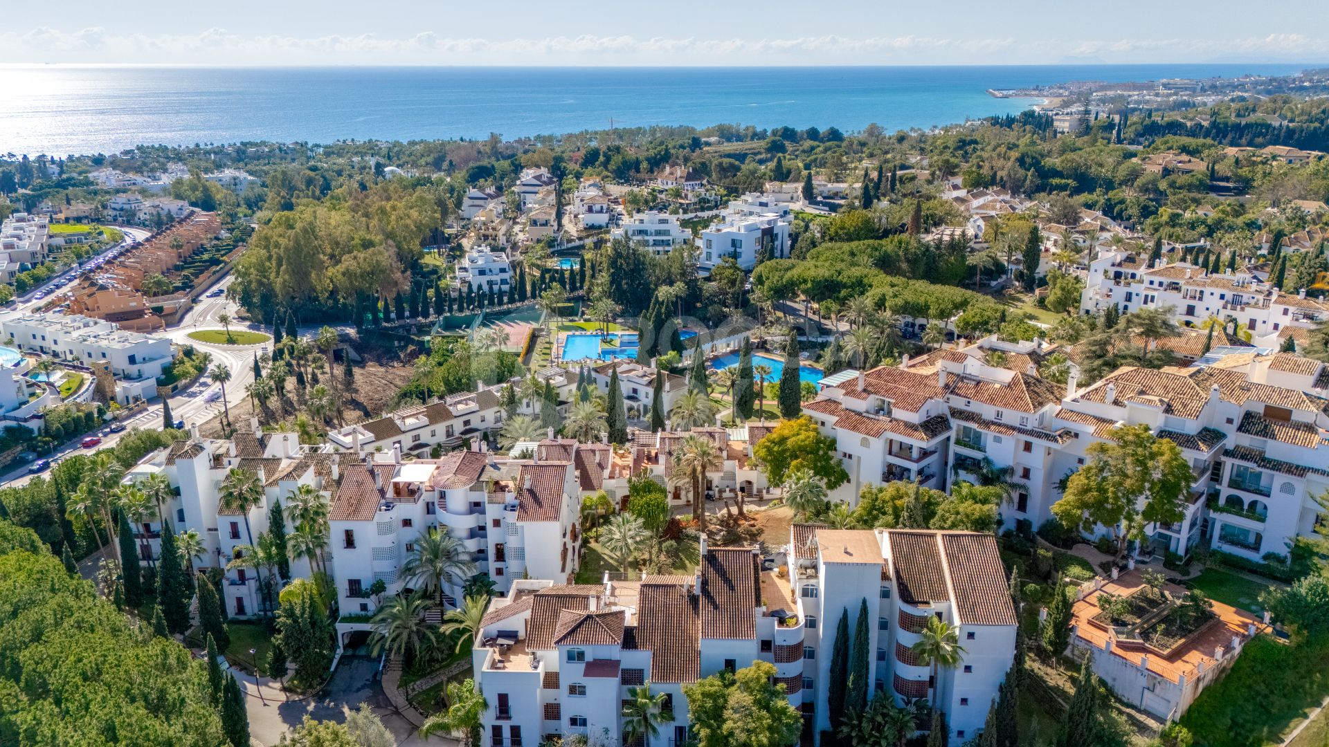 Lovely two bedroom ground floor apartment in the exceptional gated community of Señorio de Marbella, on Marbella´s Golden Mile