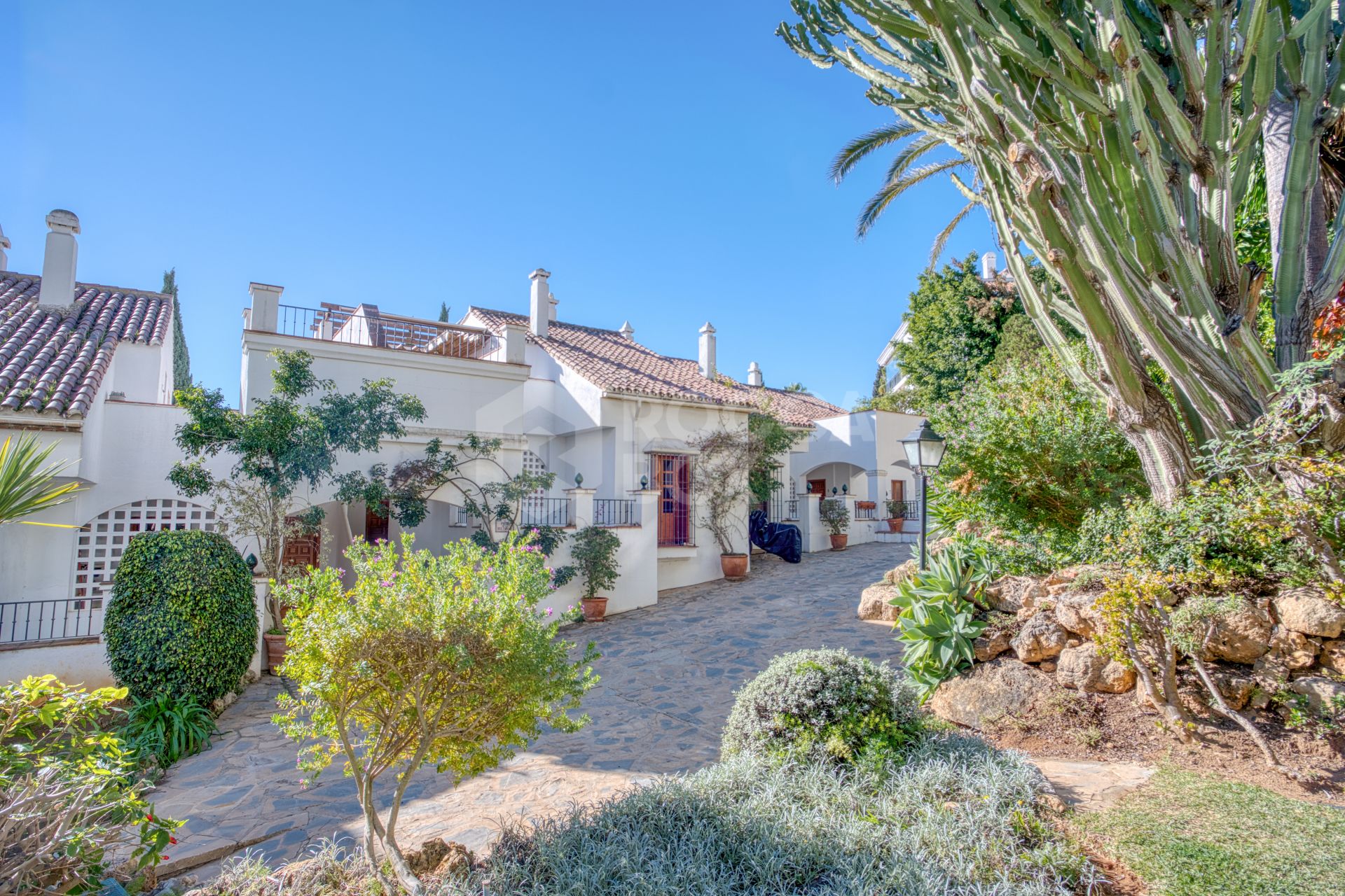 Lovely two bedroom ground floor apartment in the exceptional gated community of Señorio de Marbella, on Marbella´s Golden Mile
