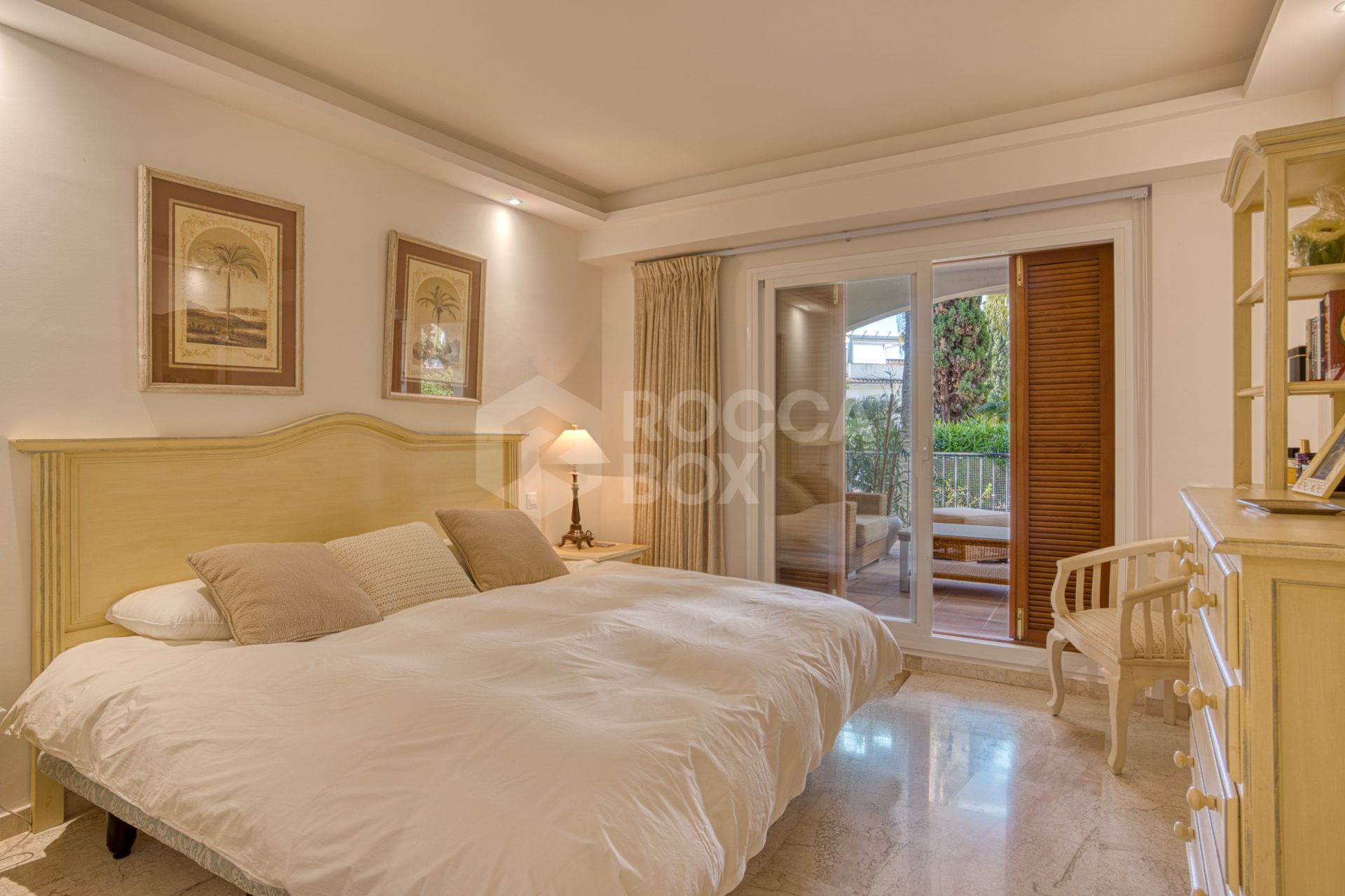 Lovely two bedroom ground floor apartment in the exceptional gated community of Señorio de Marbella, on Marbella´s Golden Mile