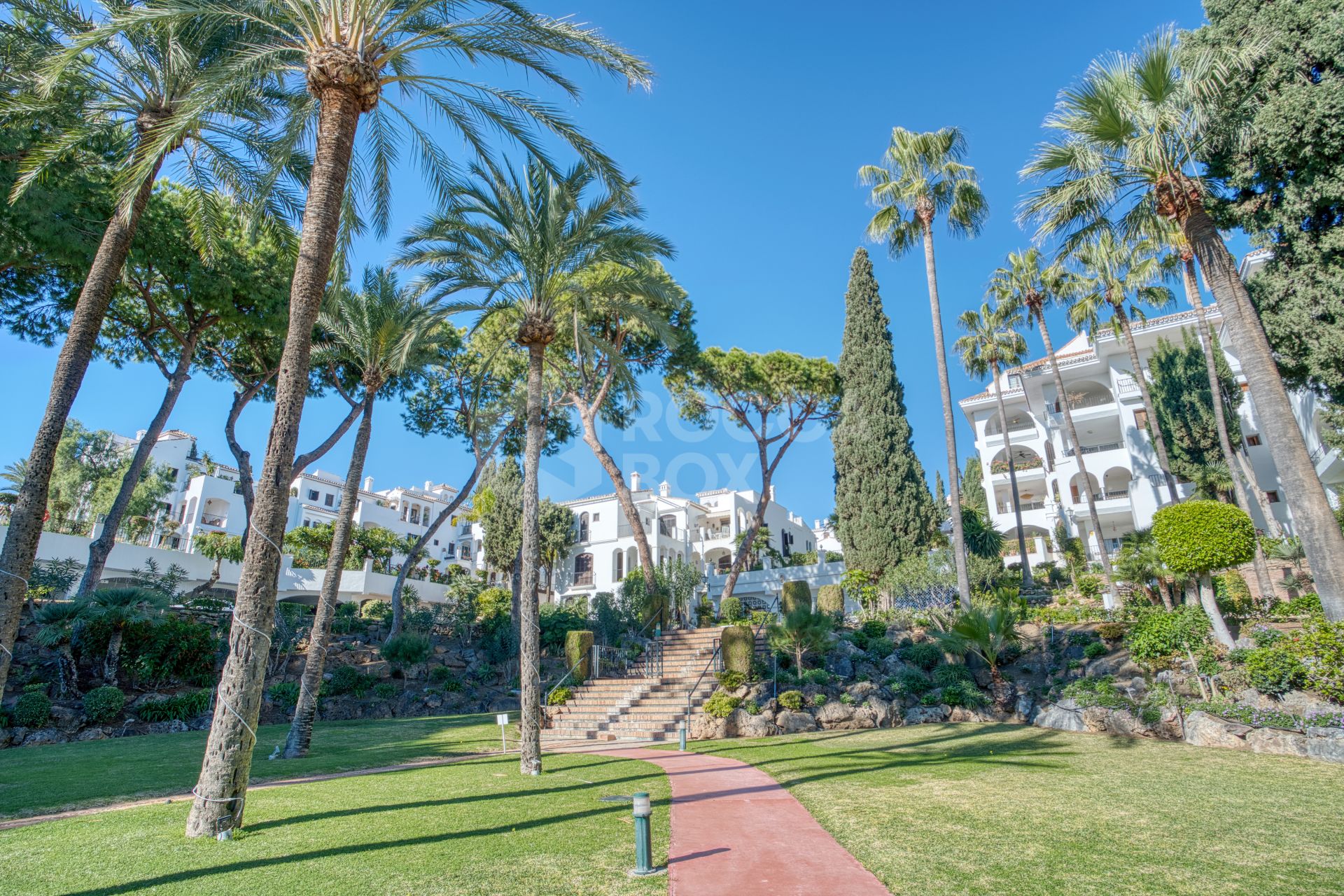 Lovely two bedroom ground floor apartment in the exceptional gated community of Señorio de Marbella, on Marbella´s Golden Mile