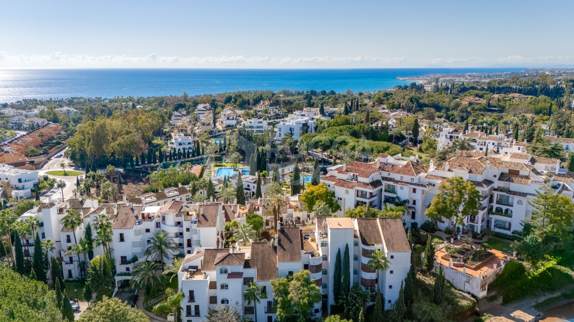 Lovely two bedroom ground floor apartment in the exceptional gated community of Señorio de Marbella, on Marbella´s Golden Mile