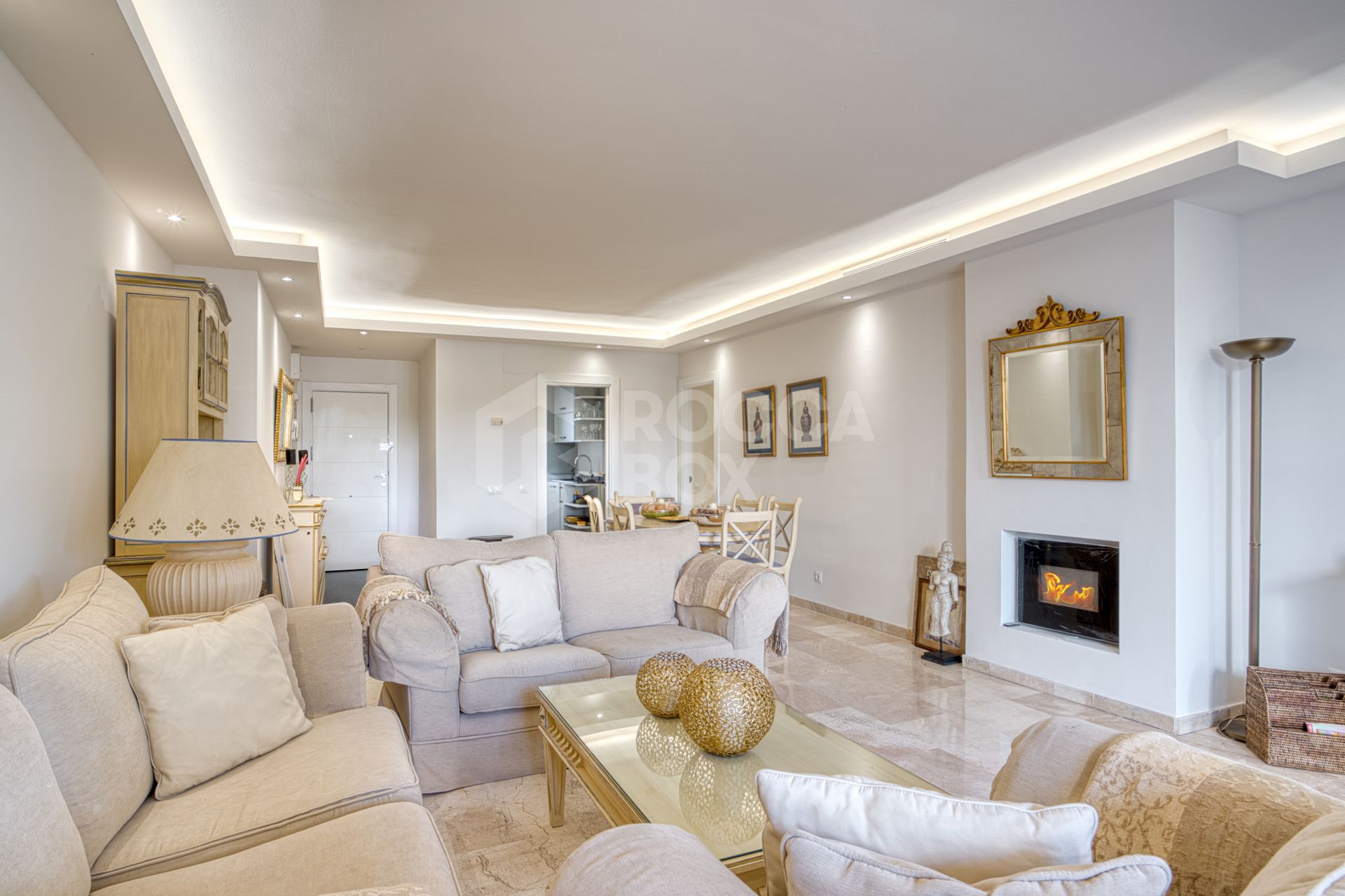 Lovely two bedroom ground floor apartment in the exceptional gated community of Señorio de Marbella, on Marbella´s Golden Mile