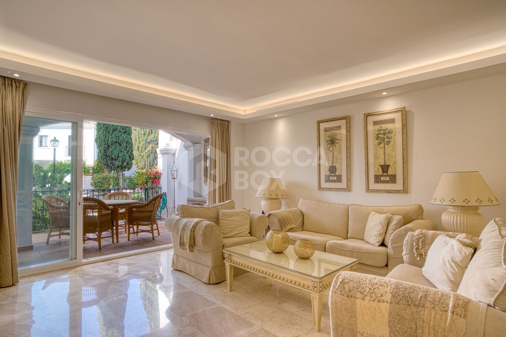 Lovely two bedroom ground floor apartment in the exceptional gated community of Señorio de Marbella, on Marbella´s Golden Mile