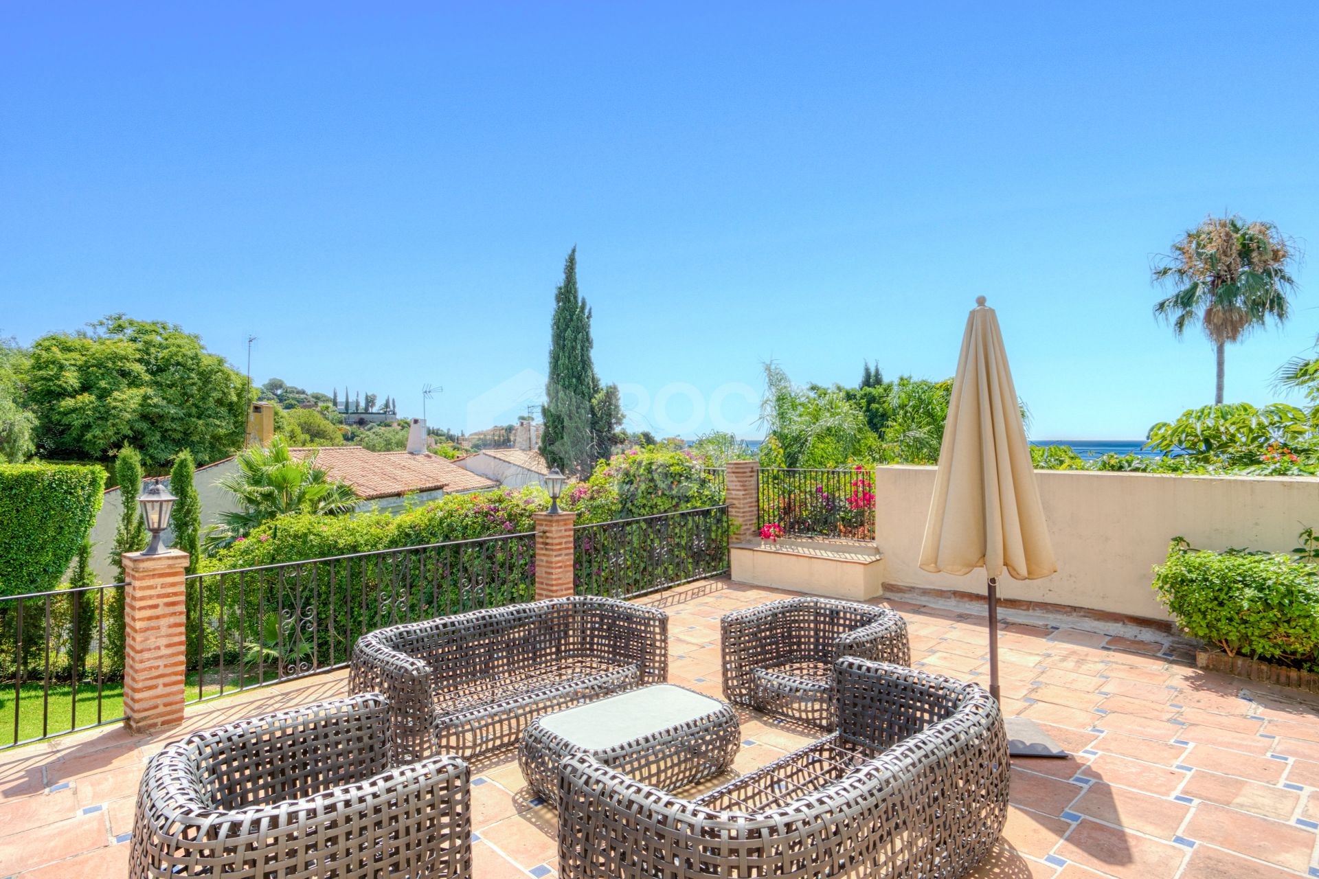 Spacious seven-bedroom, south facing villa with sea views, located in the fantastic area of Estepona