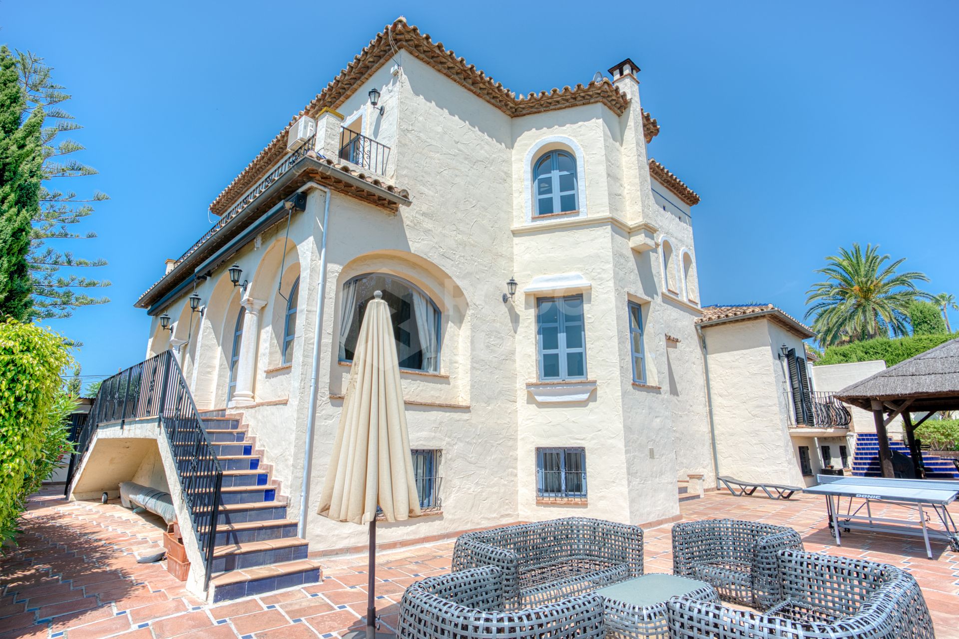 Spacious seven-bedroom, south facing villa with sea views, located in the fantastic area of Estepona