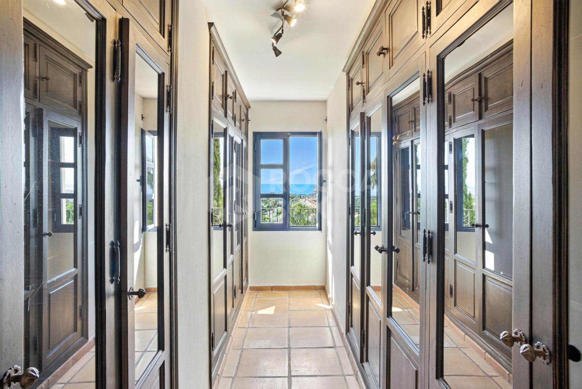 Spacious seven-bedroom, south facing villa with sea views, located in the fantastic area of Estepona
