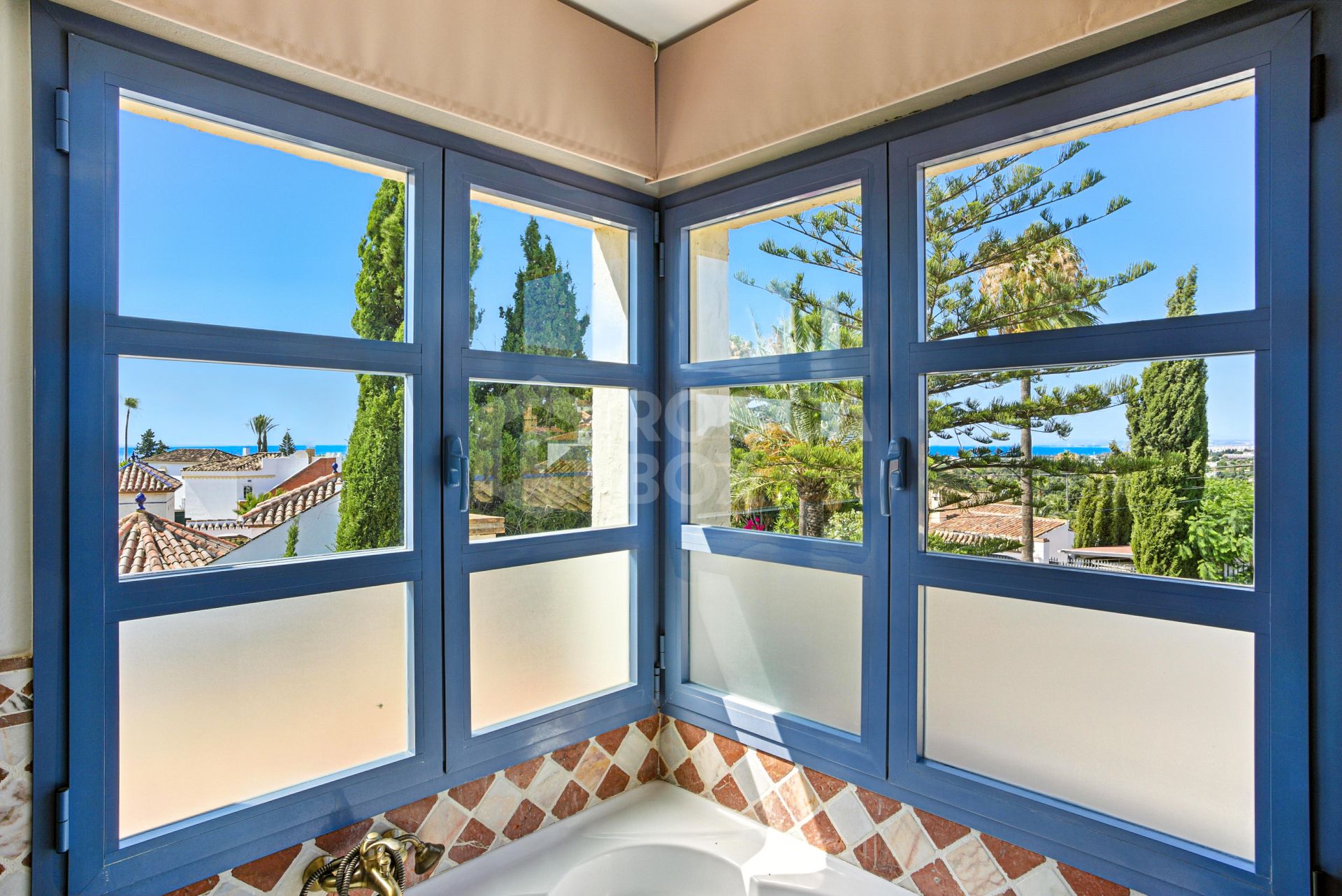 Spacious seven-bedroom, south facing villa with sea views, located in the fantastic area of Estepona