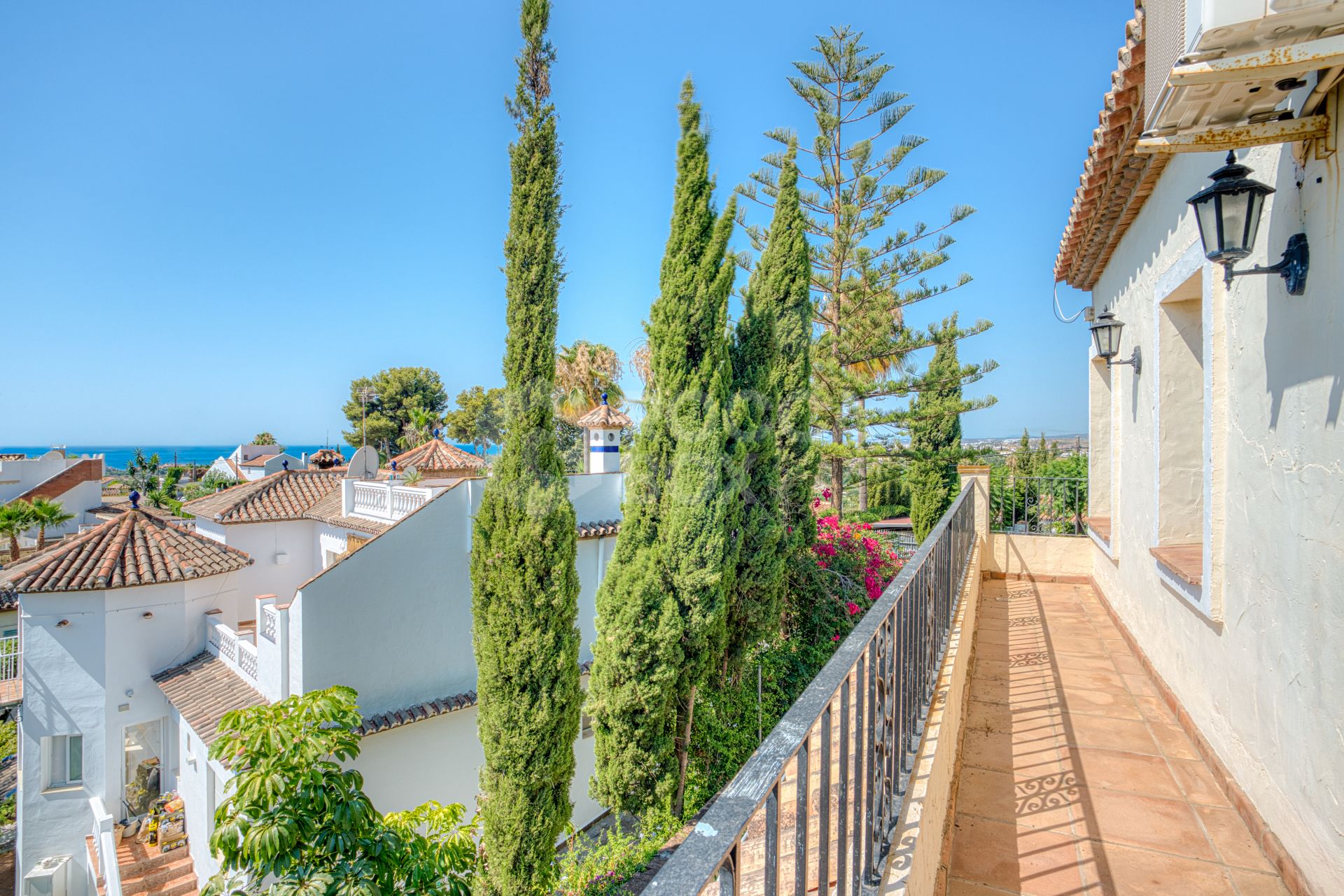 Spacious seven-bedroom, south facing villa with sea views, located in the fantastic area of Estepona