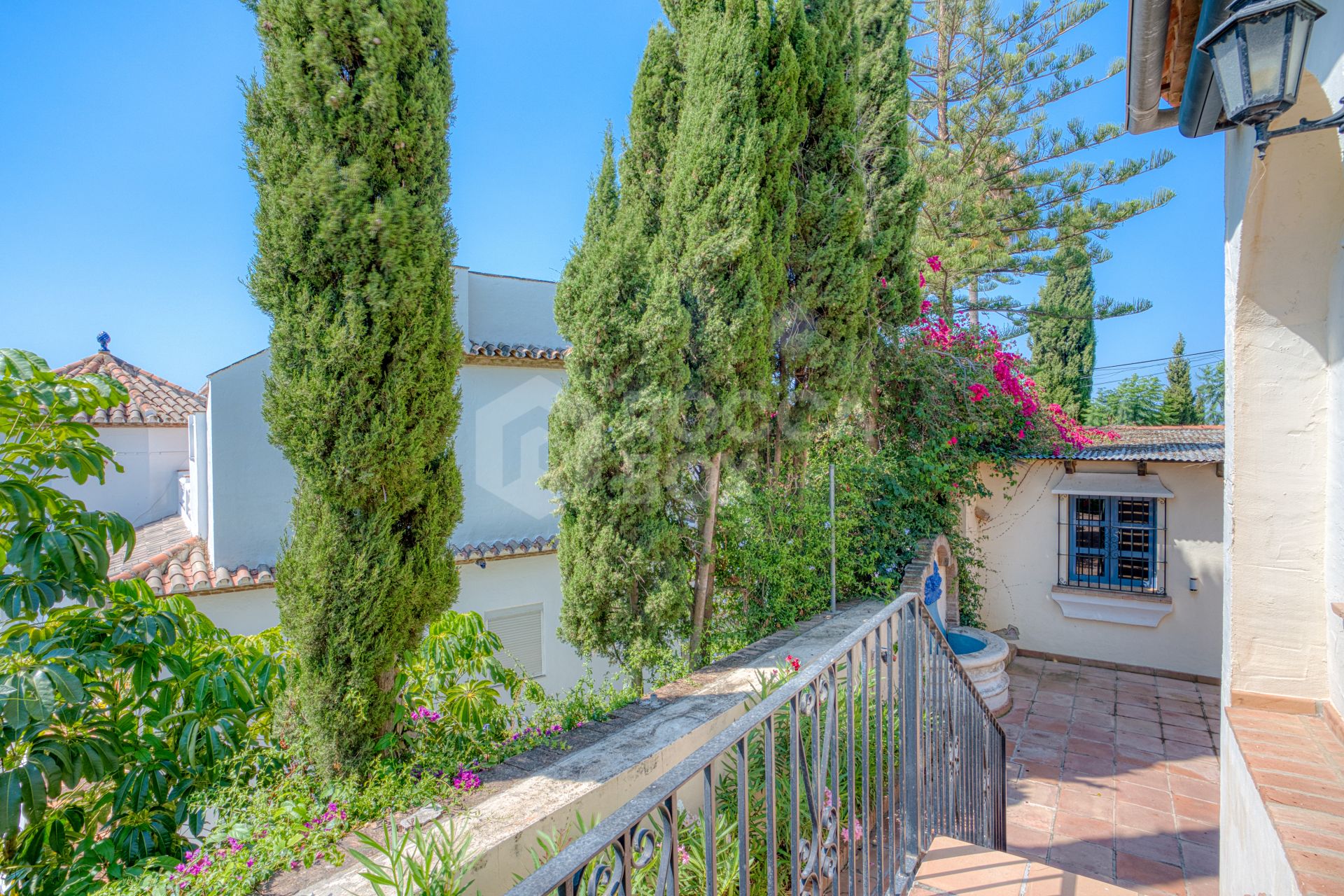 Spacious seven-bedroom, south facing villa with sea views, located in the fantastic area of Estepona