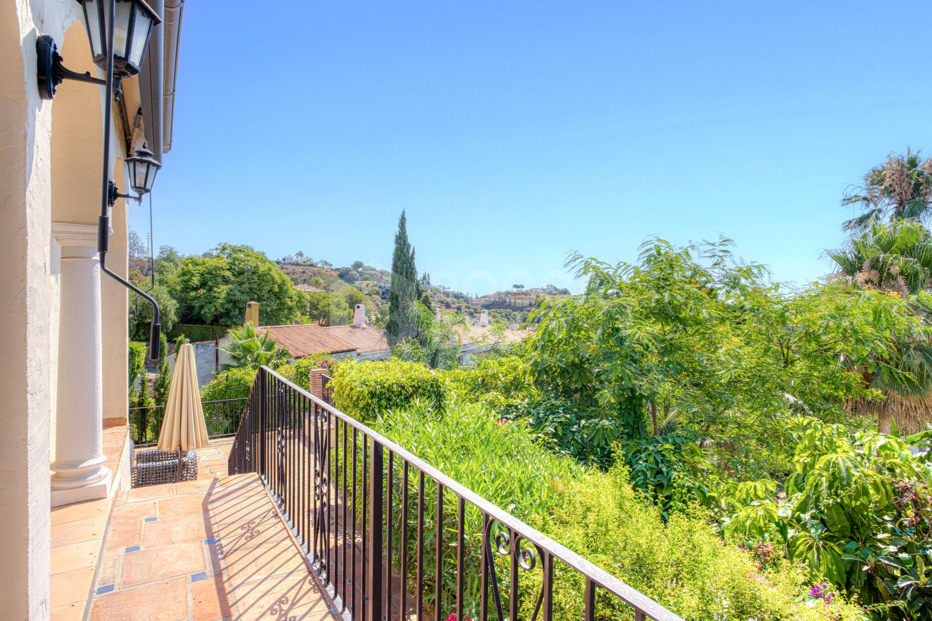 Spacious seven-bedroom, south facing villa with sea views, located in the fantastic area of Estepona
