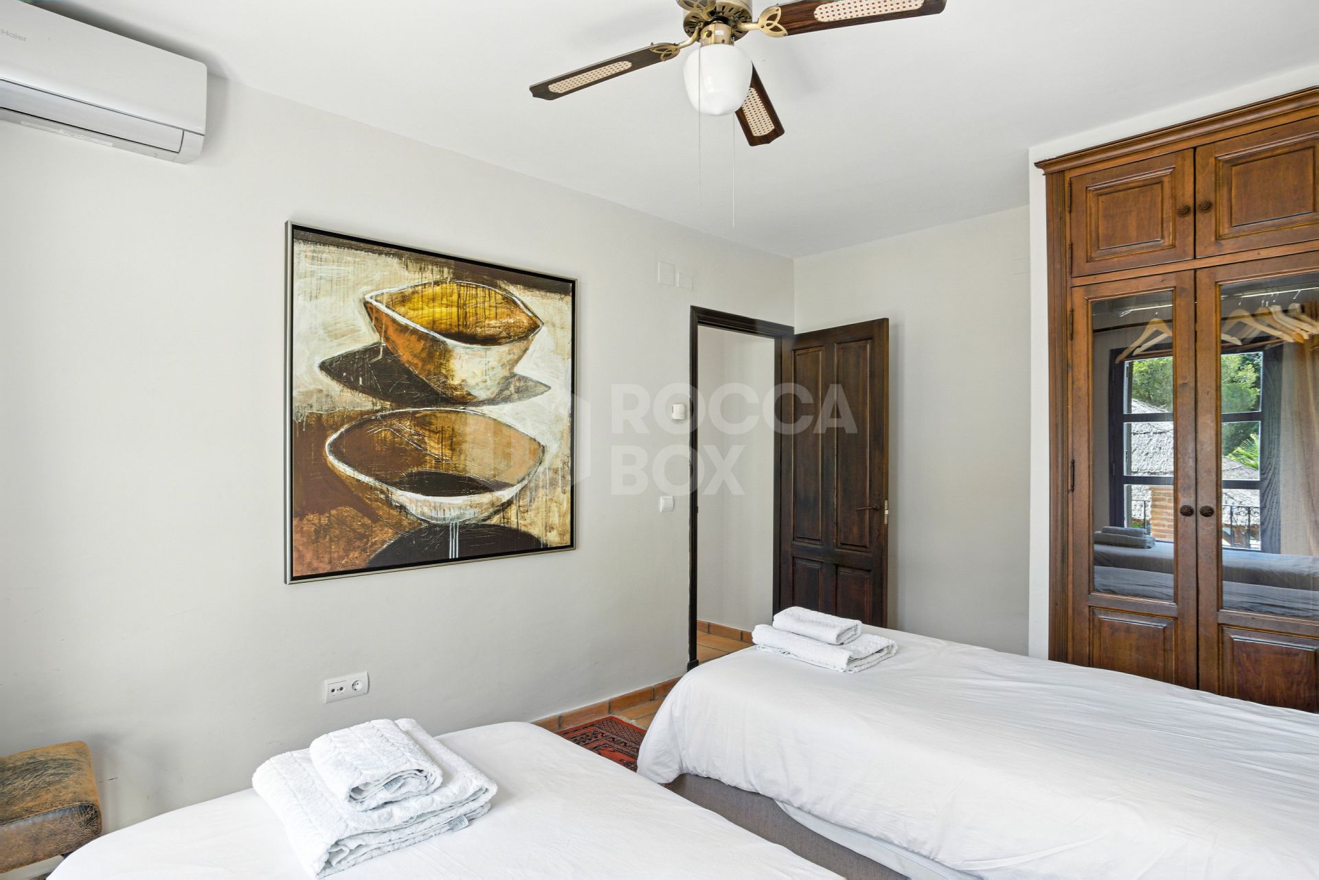 Spacious seven-bedroom, south facing villa with sea views, located in the fantastic area of Estepona