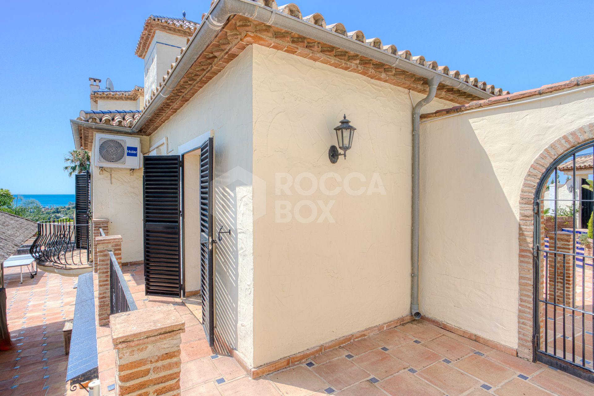 Spacious seven-bedroom, south facing villa with sea views, located in the fantastic area of Estepona