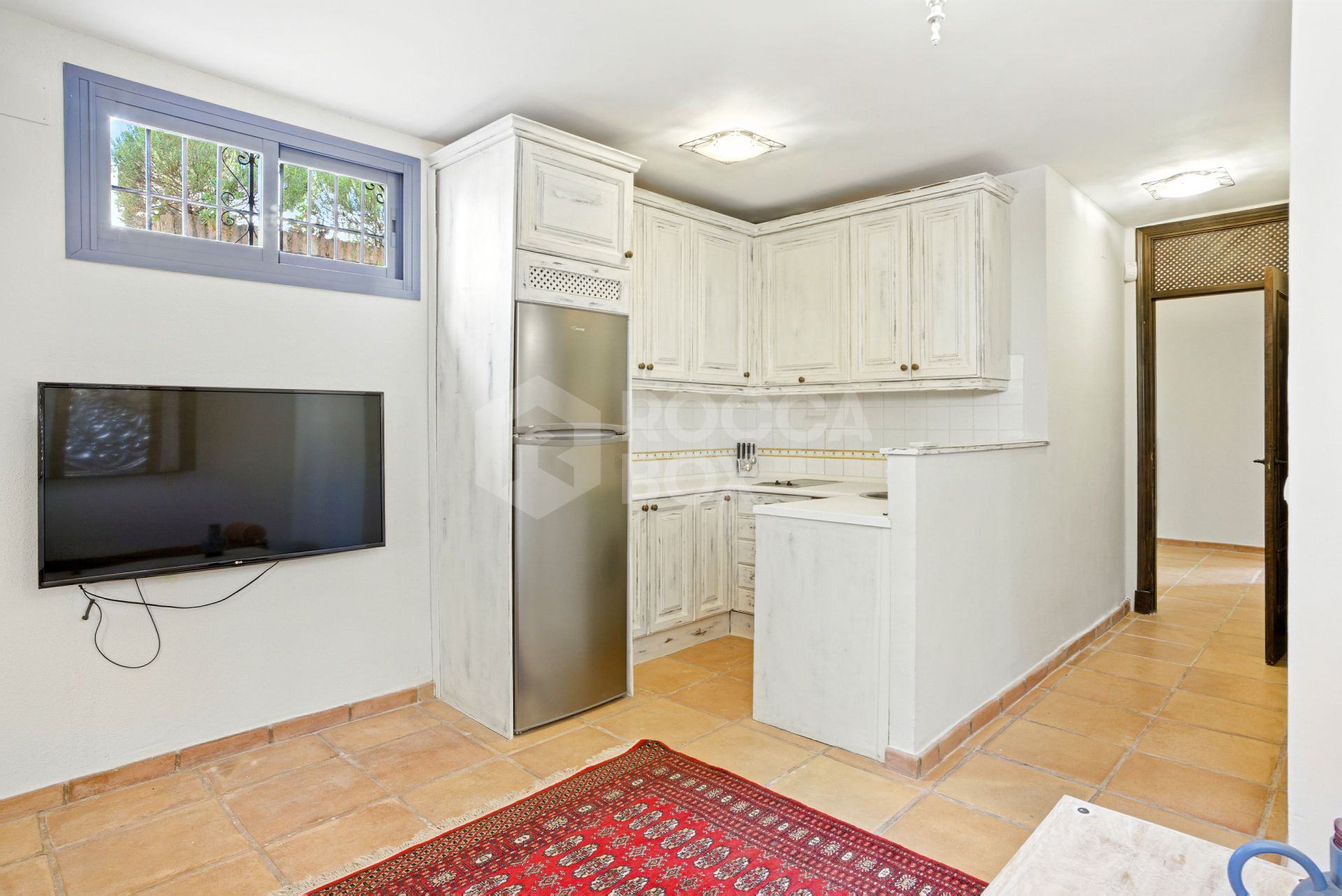 Spacious seven-bedroom, south facing villa with sea views, located in the fantastic area of Estepona