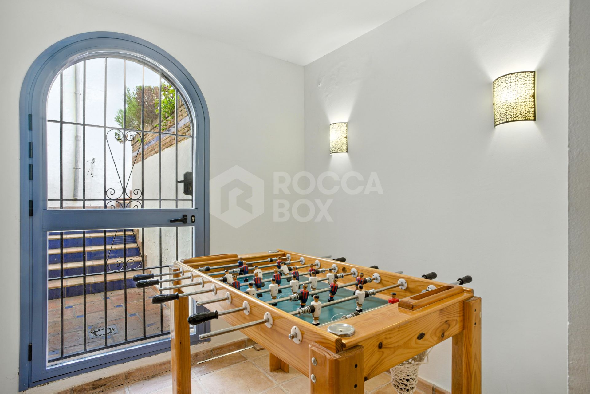 Spacious seven-bedroom, south facing villa with sea views, located in the fantastic area of Estepona