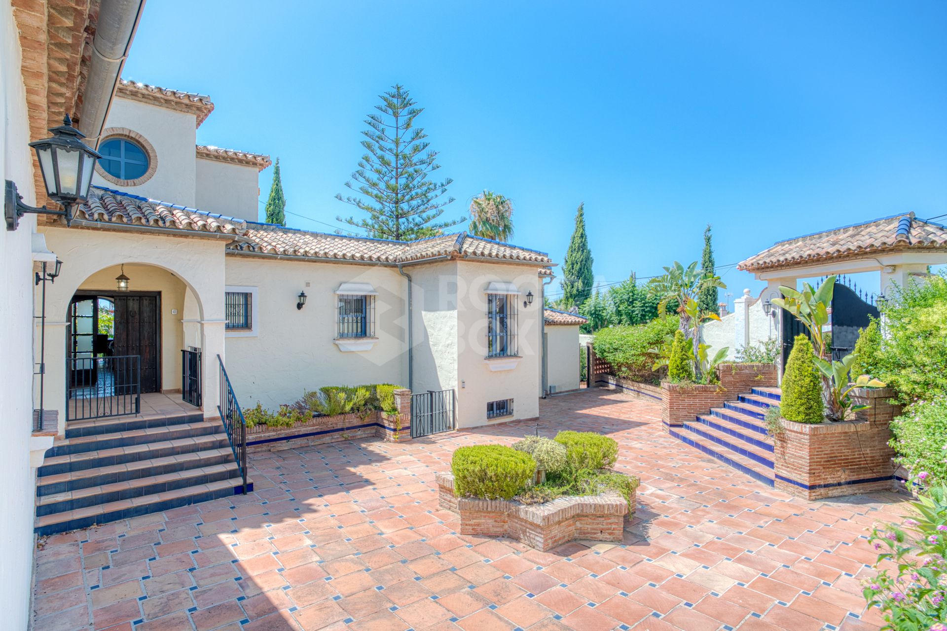 Spacious seven-bedroom, south facing villa with sea views, located in the fantastic area of Estepona