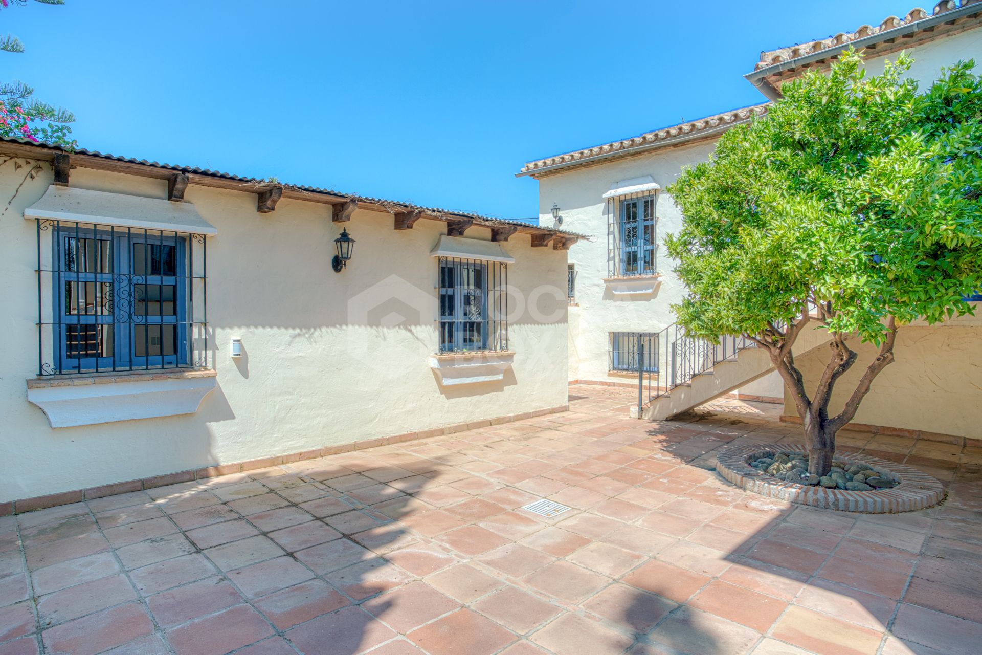Spacious seven-bedroom, south facing villa with sea views, located in the fantastic area of Estepona