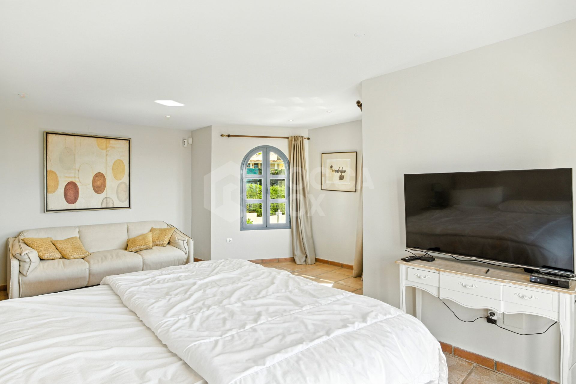 Spacious seven-bedroom, south facing villa with sea views, located in the fantastic area of Estepona