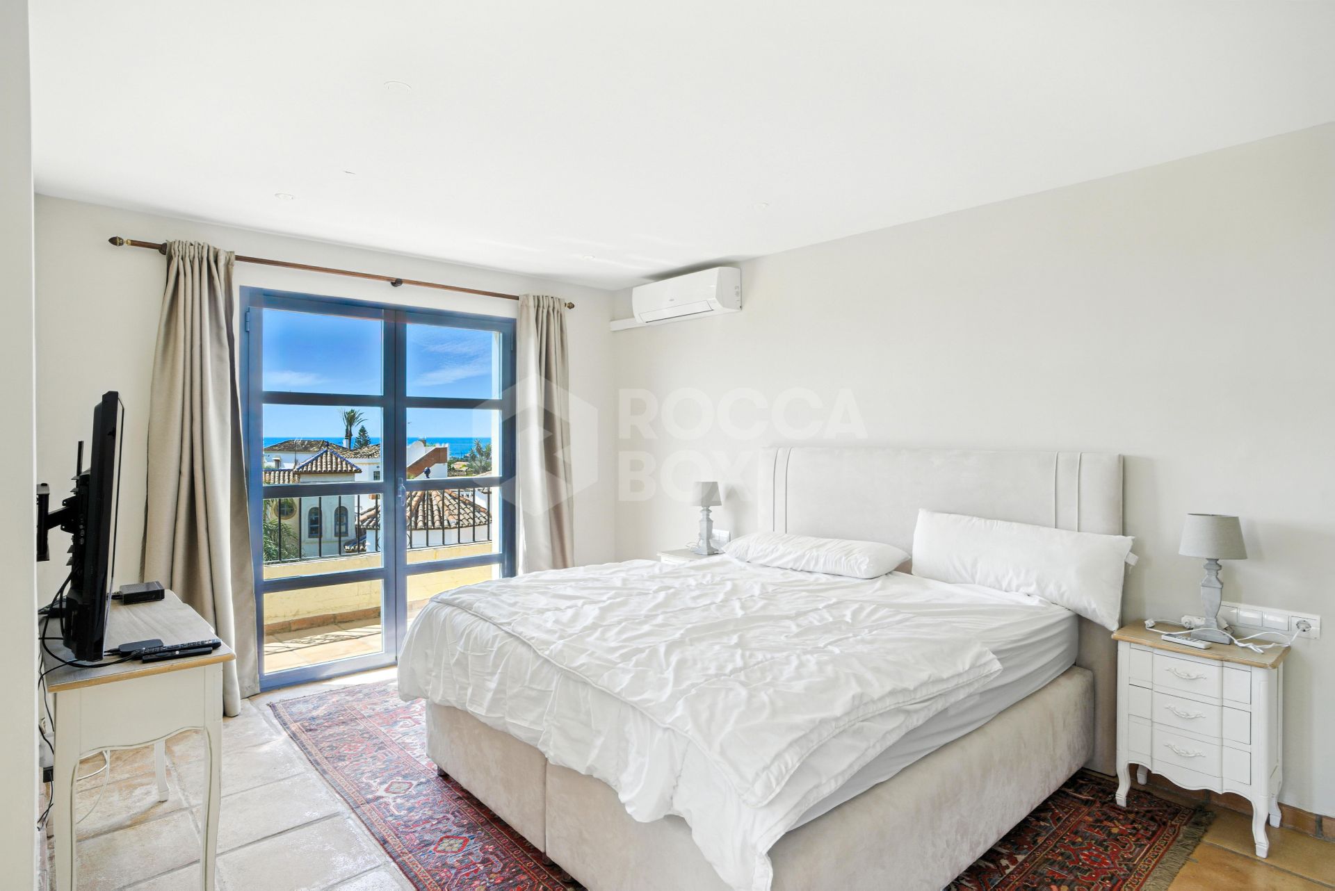 Spacious seven-bedroom, south facing villa with sea views, located in the fantastic area of Estepona