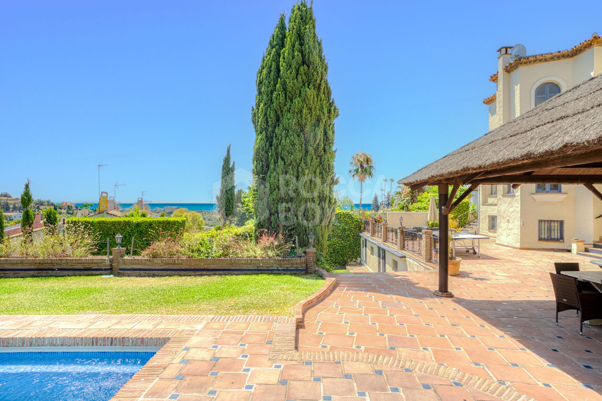 Spacious seven-bedroom, south facing villa with sea views, located in the fantastic area of Estepona