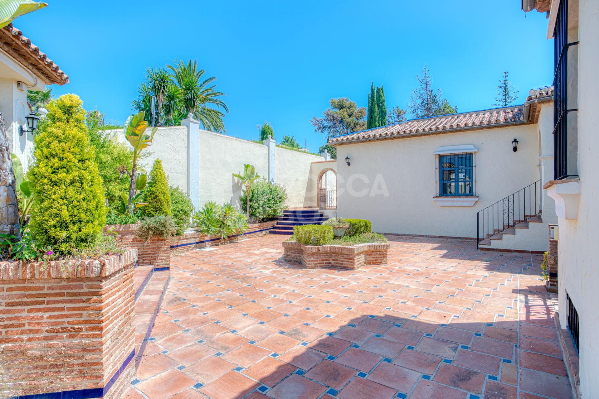 Spacious seven-bedroom, south facing villa with sea views, located in the fantastic area of Estepona