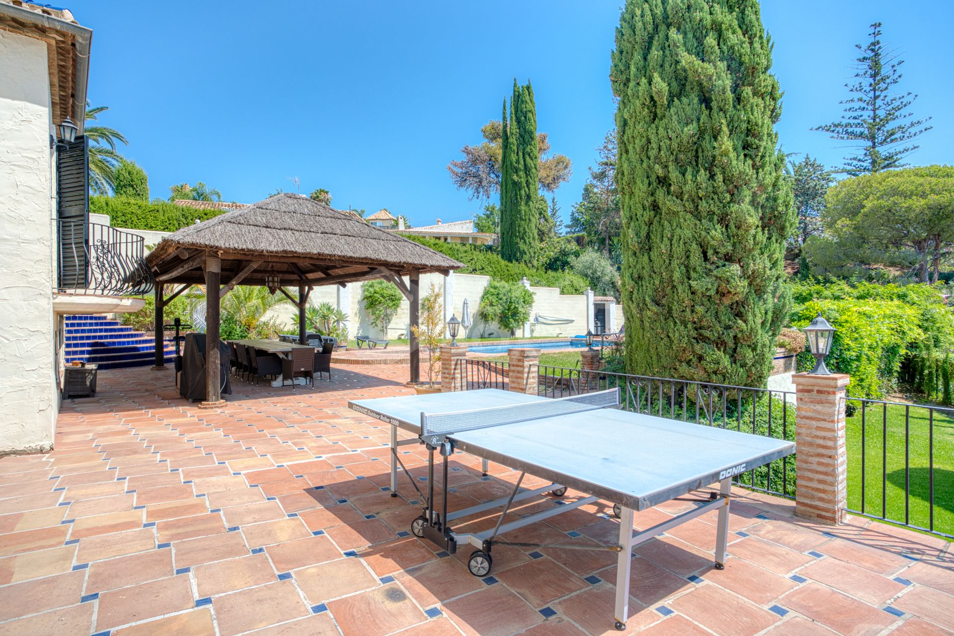 Spacious seven-bedroom, south facing villa with sea views, located in the fantastic area of Estepona