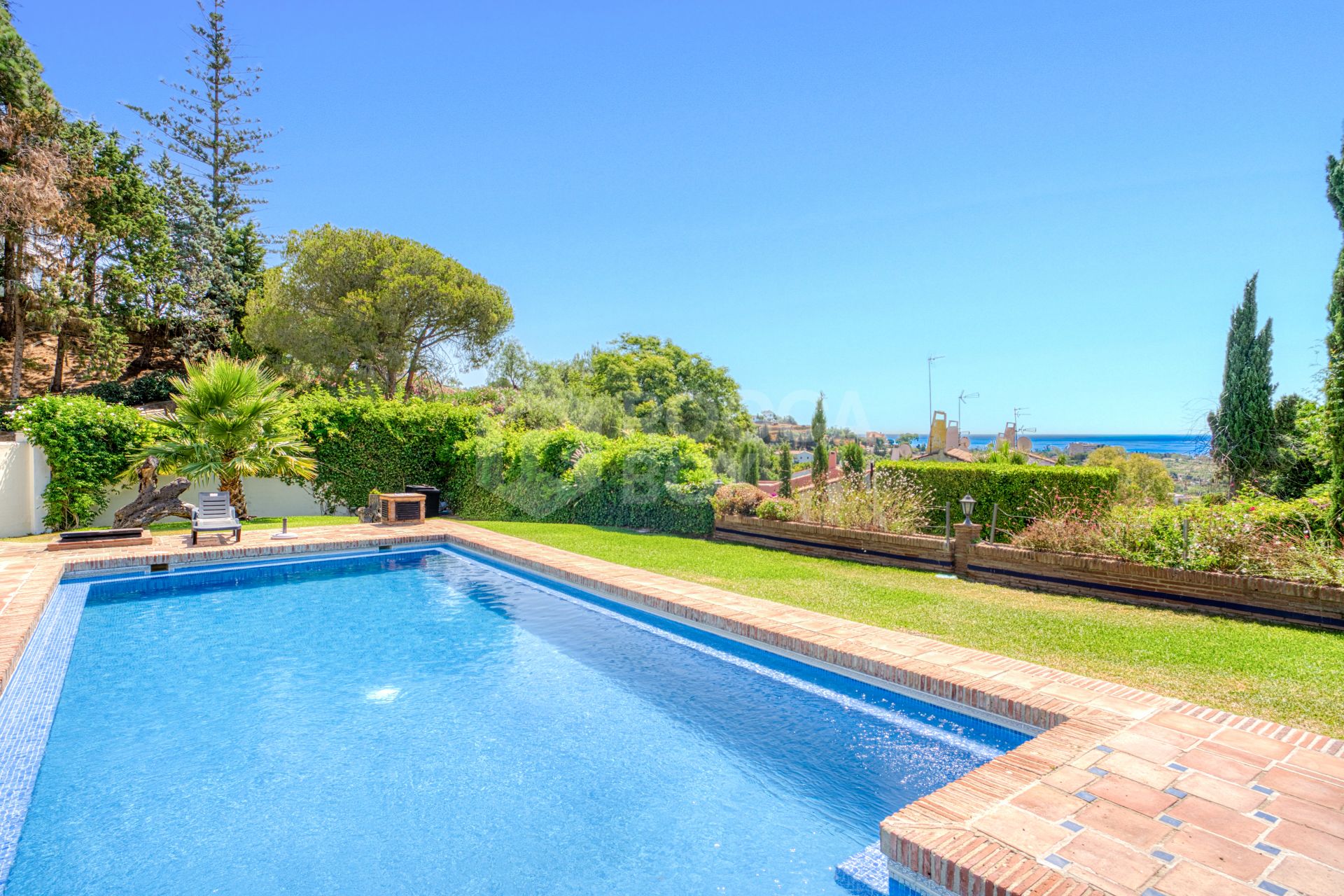 Spacious seven-bedroom, south facing villa with sea views, located in the fantastic area of Estepona