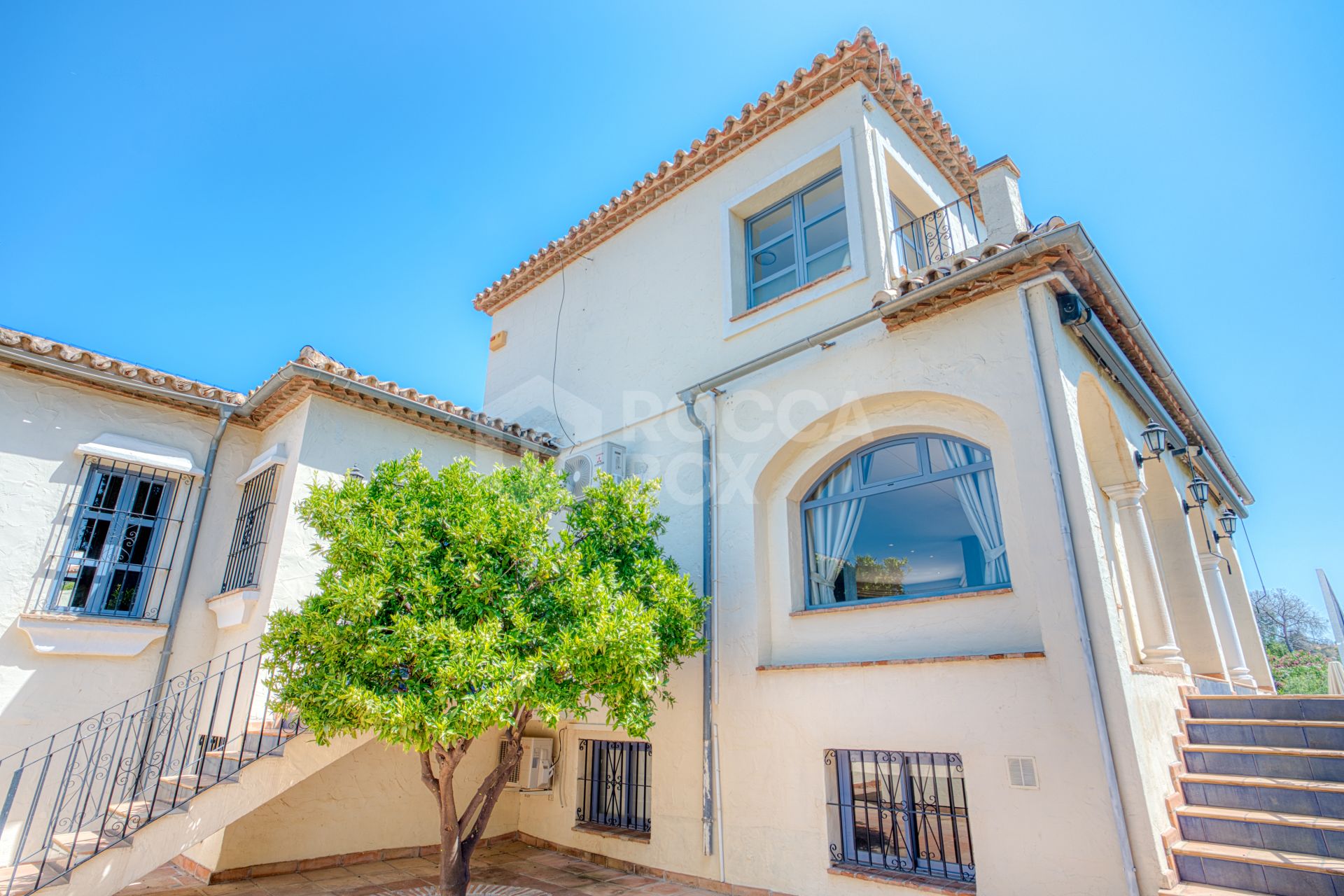 Spacious seven-bedroom, south facing villa with sea views, located in the fantastic area of Estepona