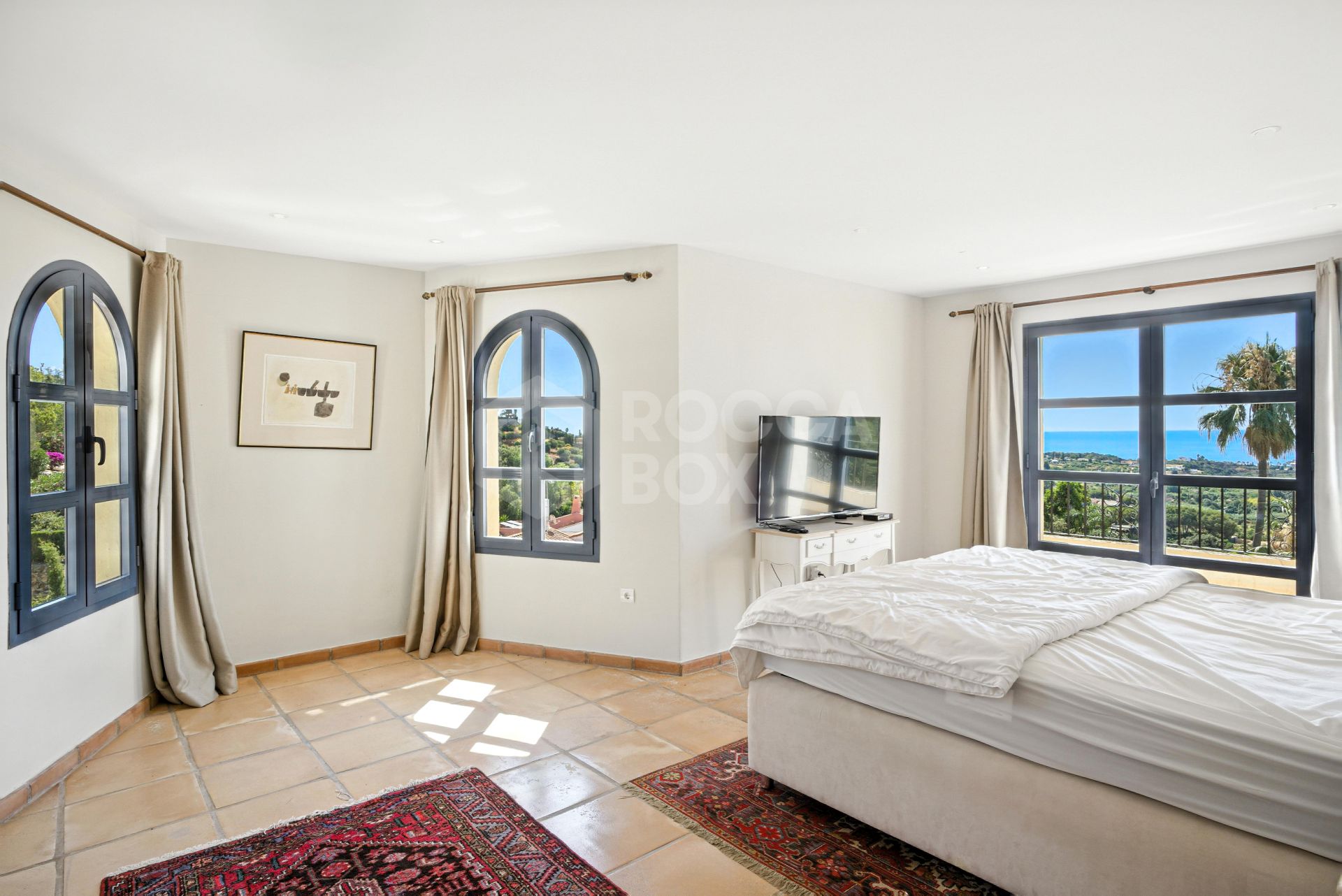 Spacious seven-bedroom, south facing villa with sea views, located in the fantastic area of Estepona