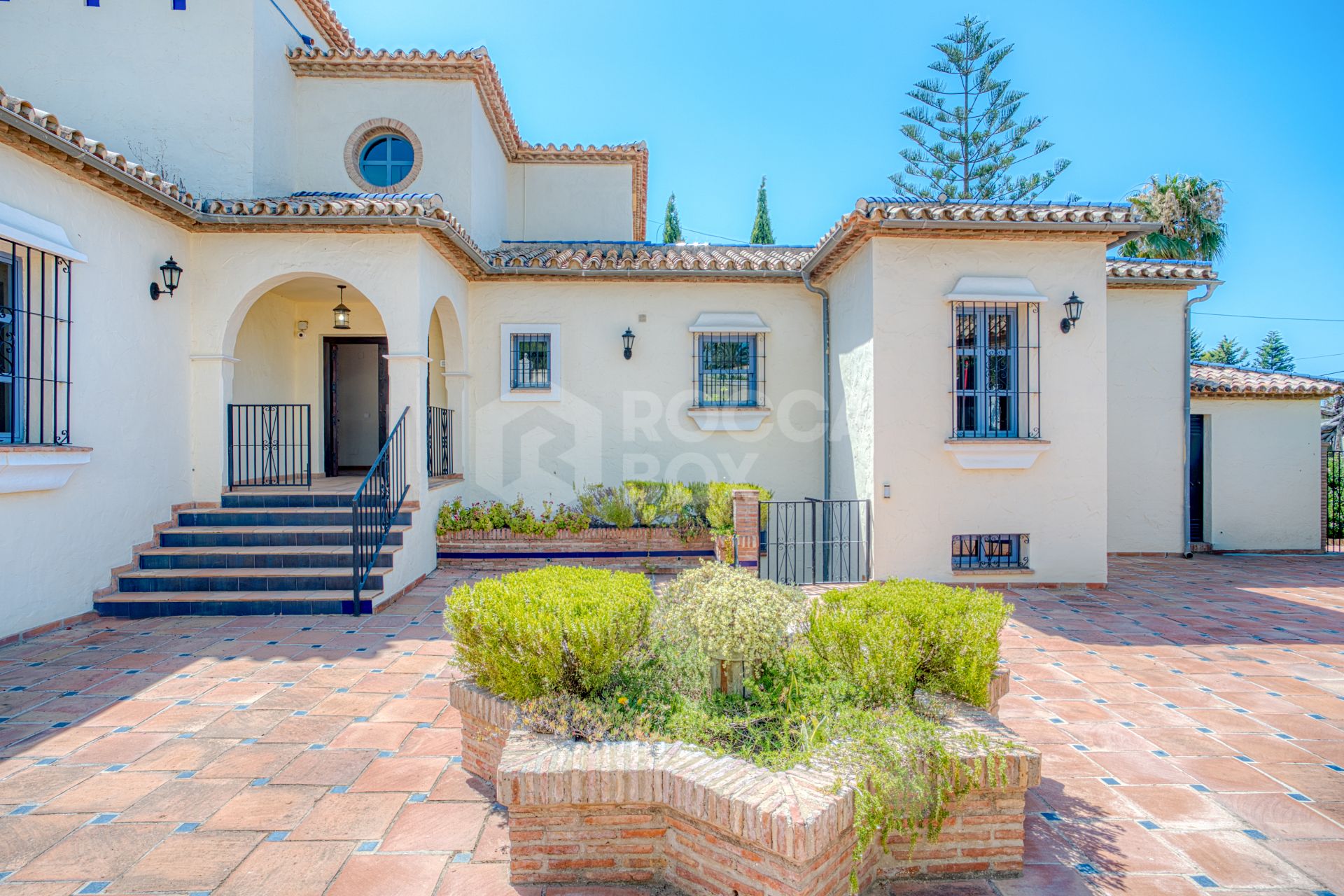 Spacious seven-bedroom, south facing villa with sea views, located in the fantastic area of Estepona
