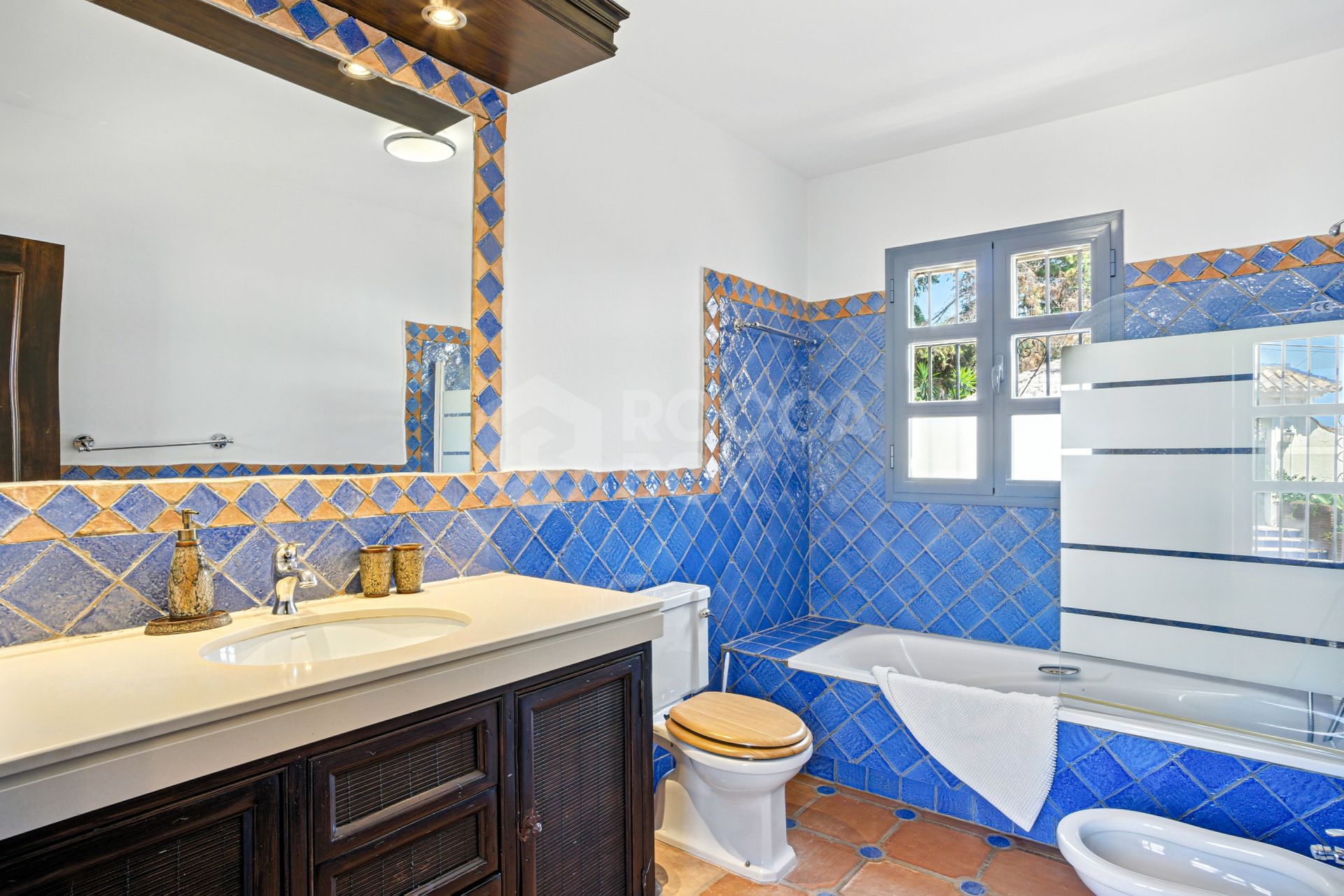 Spacious seven-bedroom, south facing villa with sea views, located in the fantastic area of Estepona