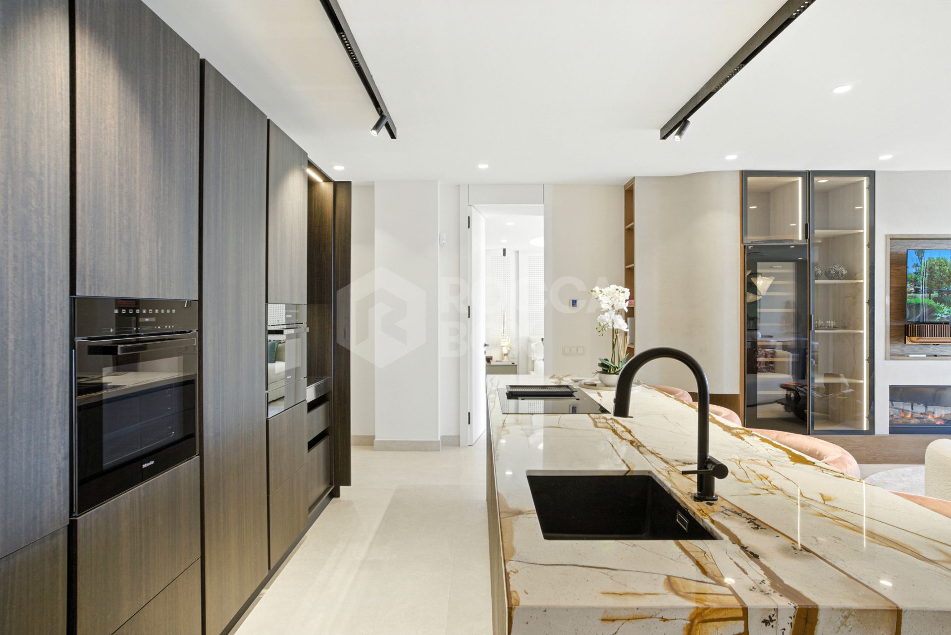 Luxurious south facing, three bedroom beachfront apartment, located in the prestigious community of Río Real Playa.