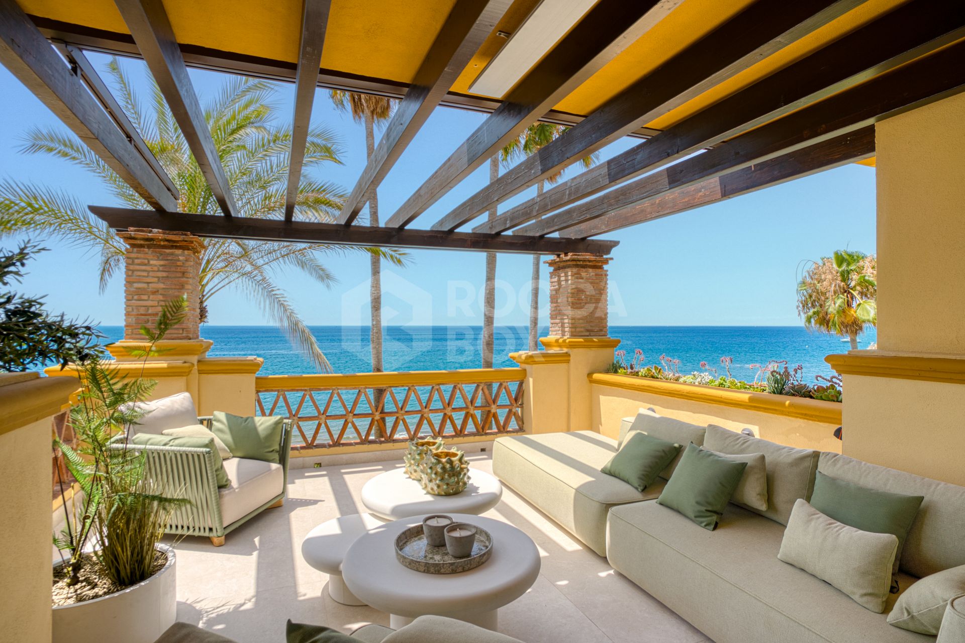 Luxurious south facing, three bedroom beachfront apartment, located in the prestigious community of Río Real Playa.