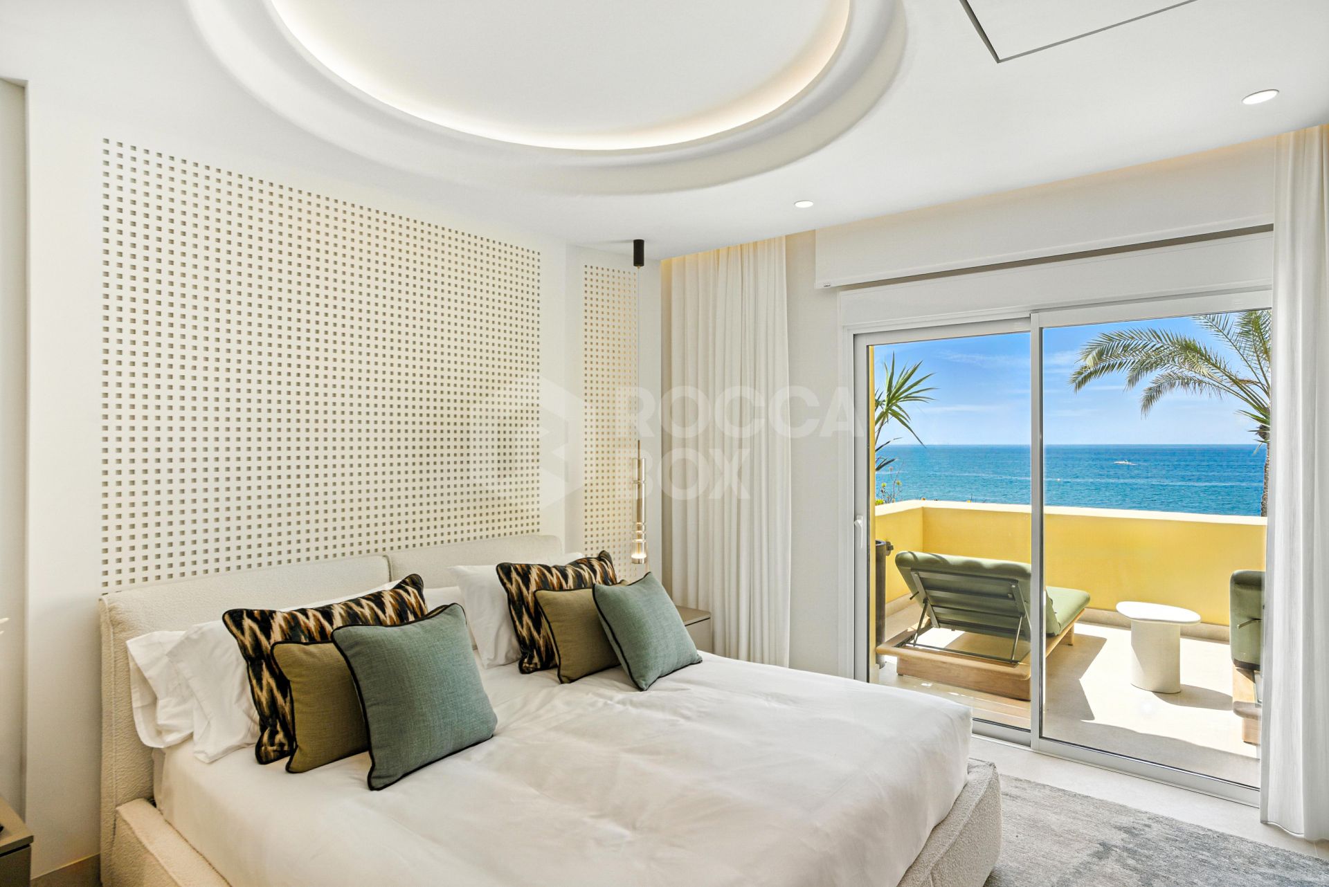 Luxurious south facing, three bedroom beachfront apartment, located in the prestigious community of Río Real Playa.