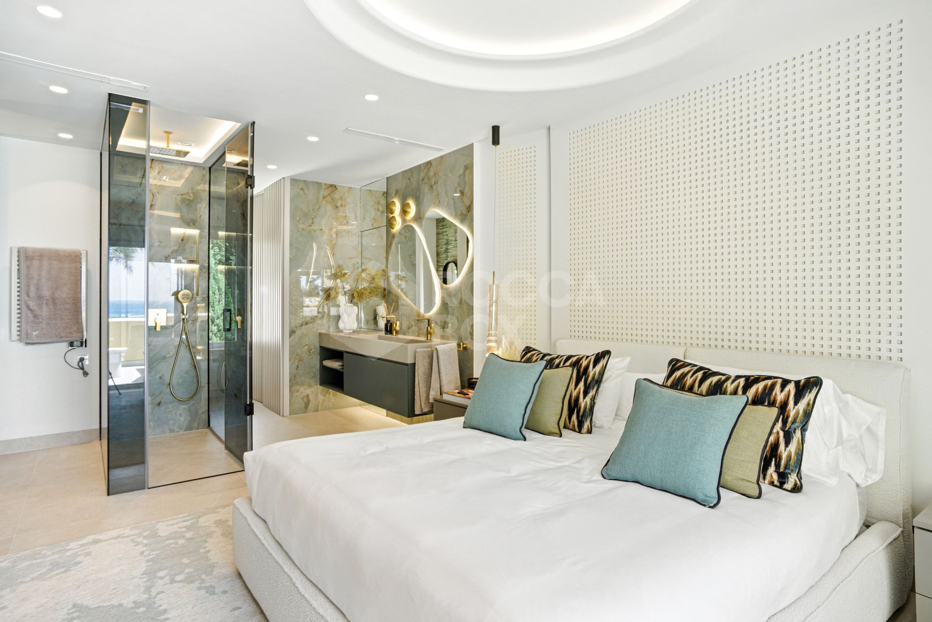 Luxurious south facing, three bedroom beachfront apartment, located in the prestigious community of Río Real Playa.