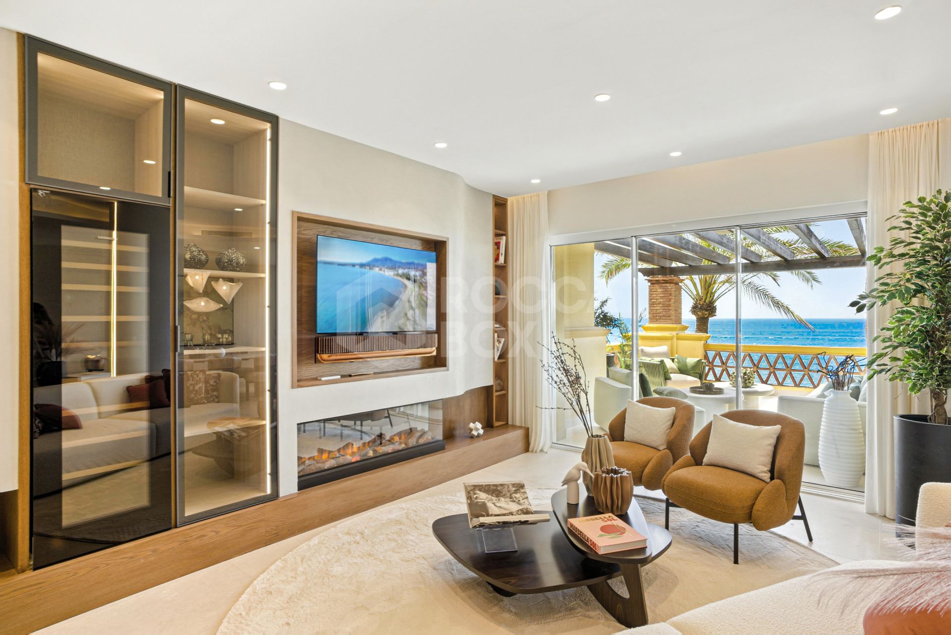 Luxurious south facing, three bedroom beachfront apartment, located in the prestigious community of Río Real Playa.