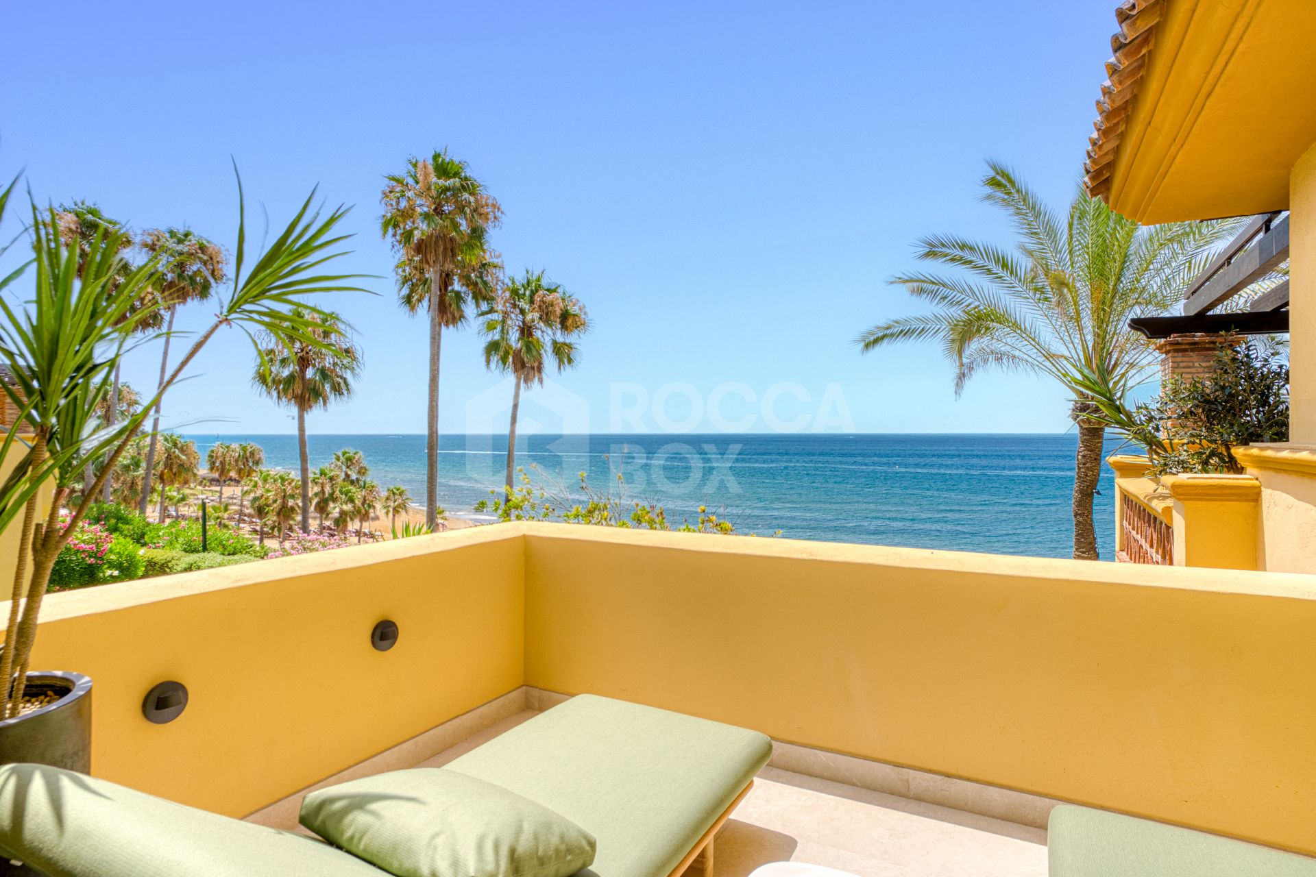 Luxurious south facing, three bedroom beachfront apartment, located in the prestigious community of Río Real Playa.