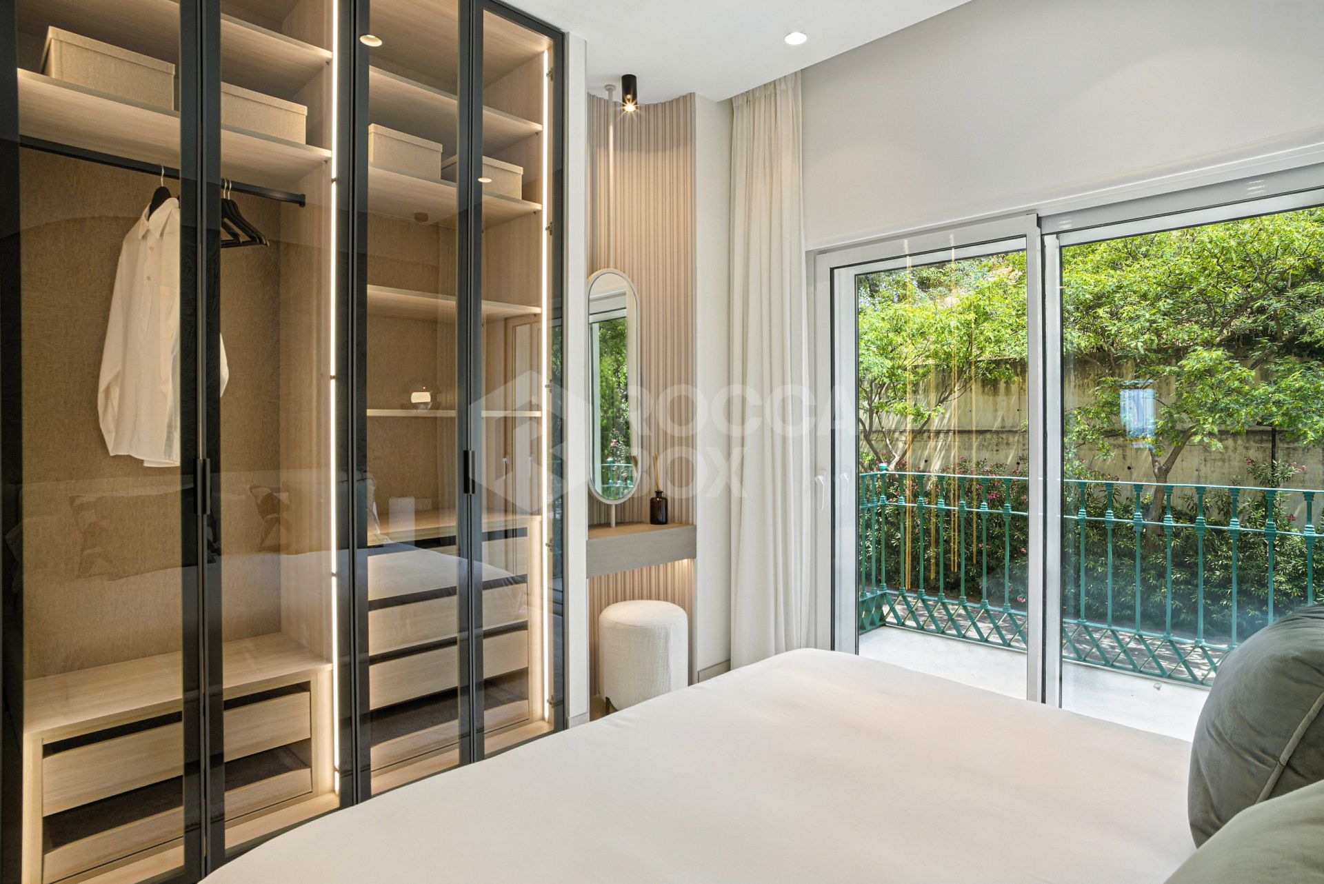 Luxurious south facing, three bedroom beachfront apartment, located in the prestigious community of Río Real Playa.