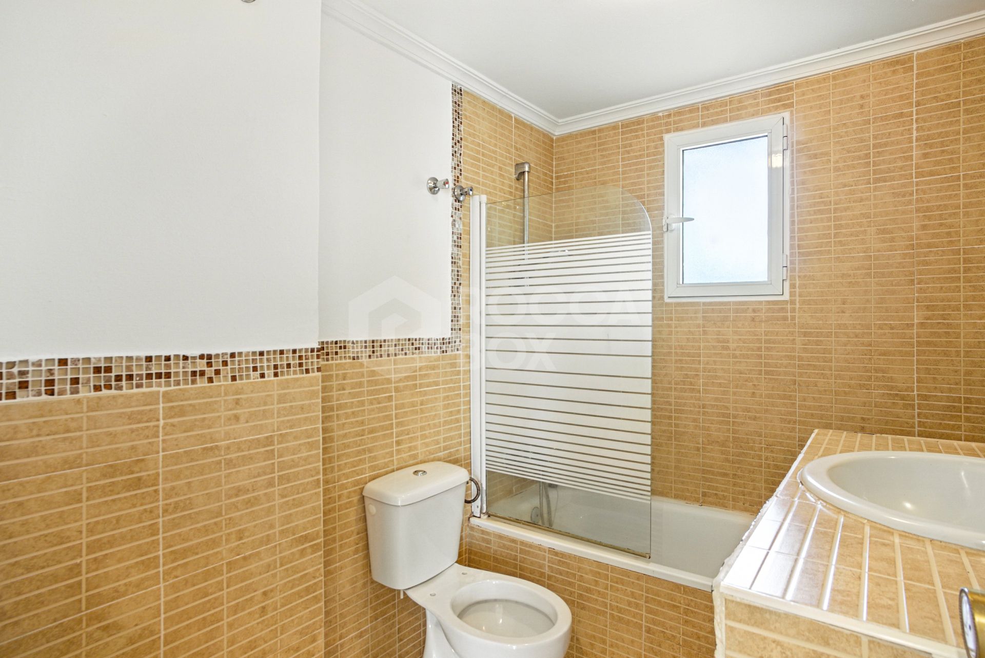 Fantastic reform opportunity; three bedroom apartment located in the gated community, Parque Elviria in Marbella - walking distance to the beach