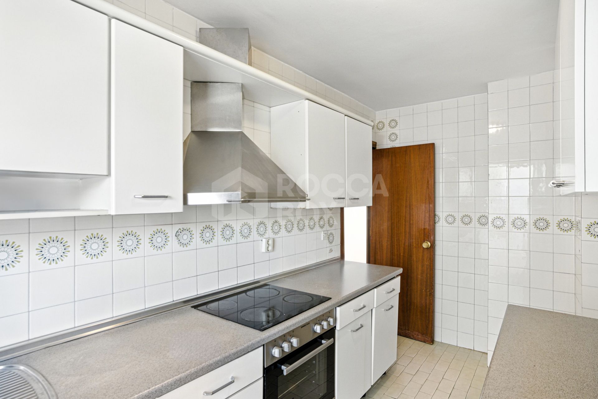 Fantastic reform opportunity; three bedroom apartment located in the gated community, Parque Elviria in Marbella - walking distance to the beach