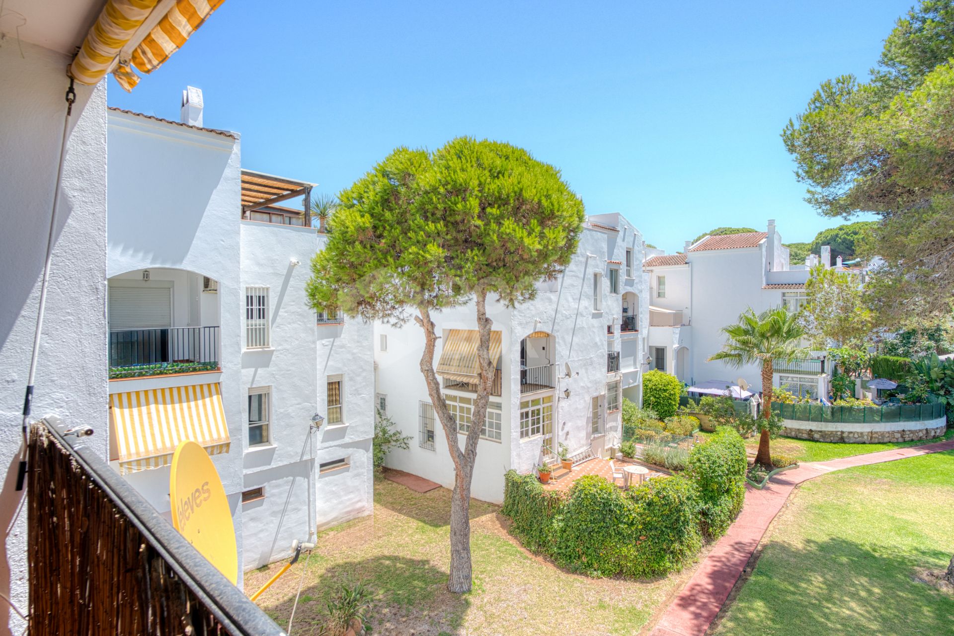 Fantastic reform opportunity; three bedroom apartment located in the gated community, Parque Elviria in Marbella - walking distance to the beach