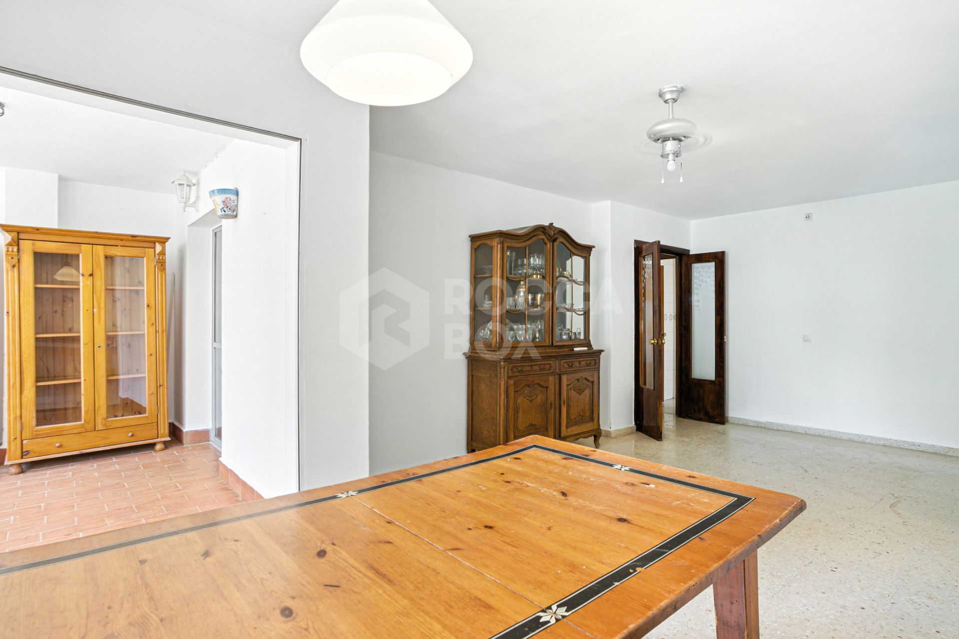 Fantastic reform opportunity; three bedroom apartment located in the gated community, Parque Elviria in Marbella - walking distance to the beach