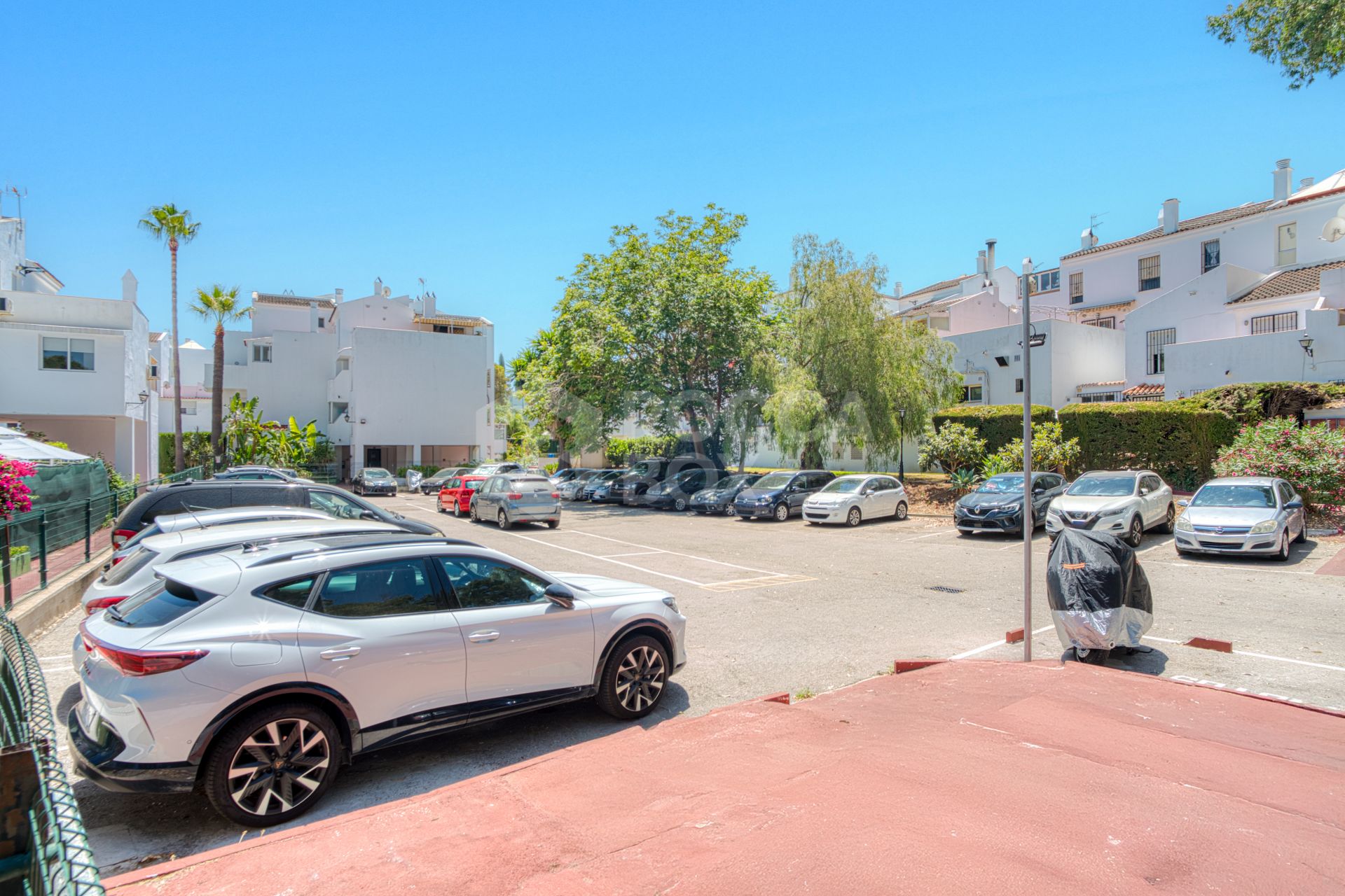 Fantastic reform opportunity; three bedroom apartment located in the gated community, Parque Elviria in Marbella - walking distance to the beach