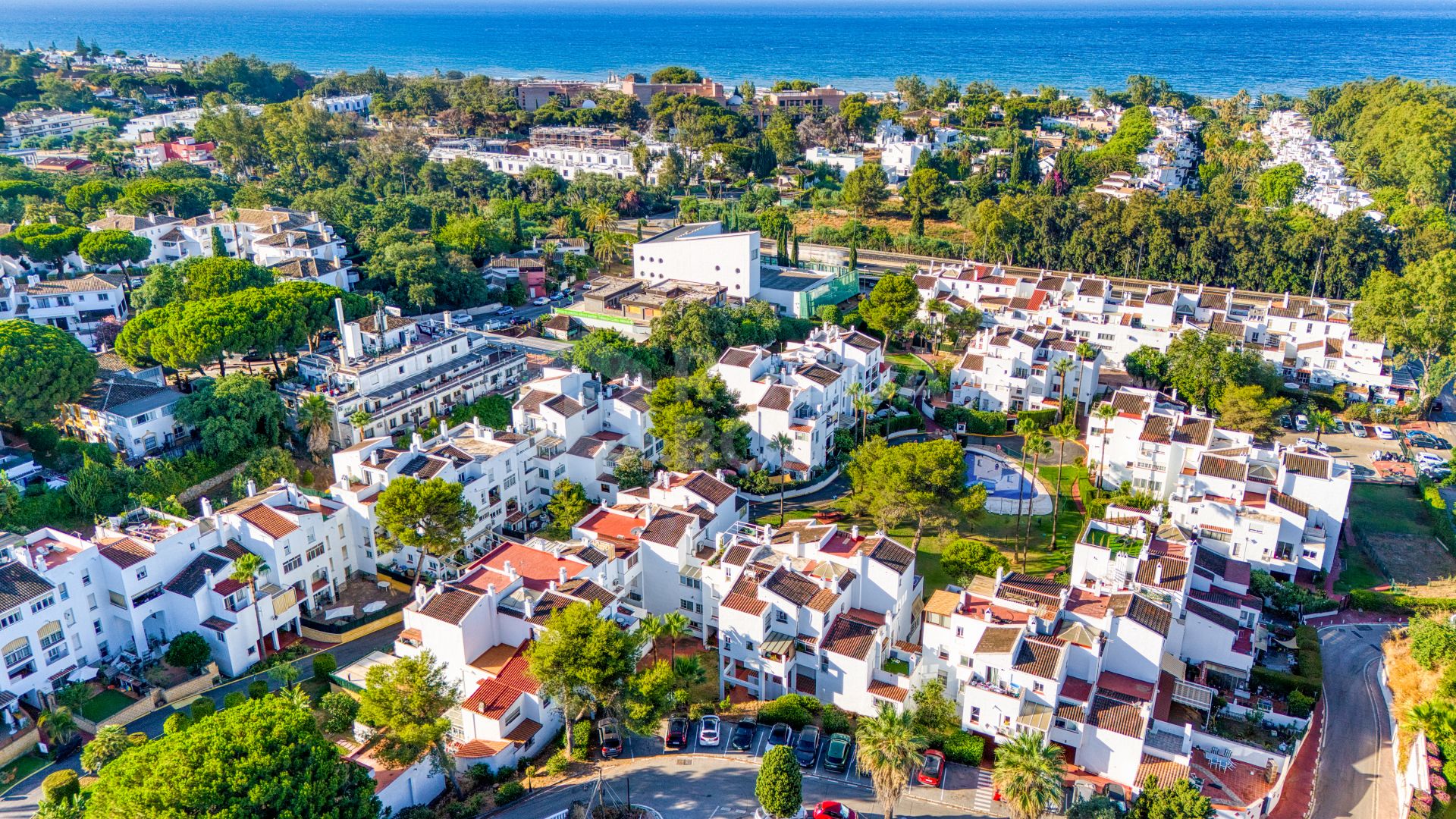 Fantastic reform opportunity; three bedroom apartment located in the gated community, Parque Elviria in Marbella - walking distance to the beach