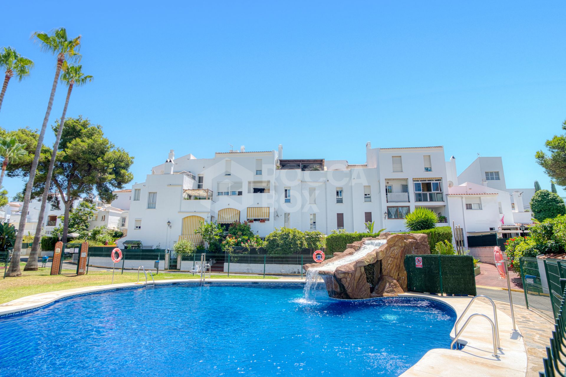 Fantastic reform opportunity; three bedroom apartment located in the gated community, Parque Elviria in Marbella - walking distance to the beach