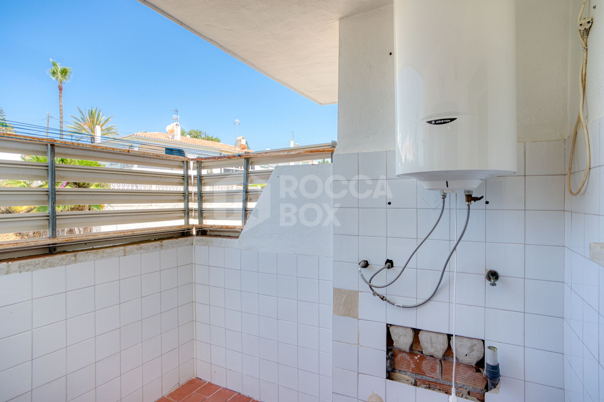 Fantastic reform opportunity; three bedroom apartment located in the gated community, Parque Elviria in Marbella - walking distance to the beach