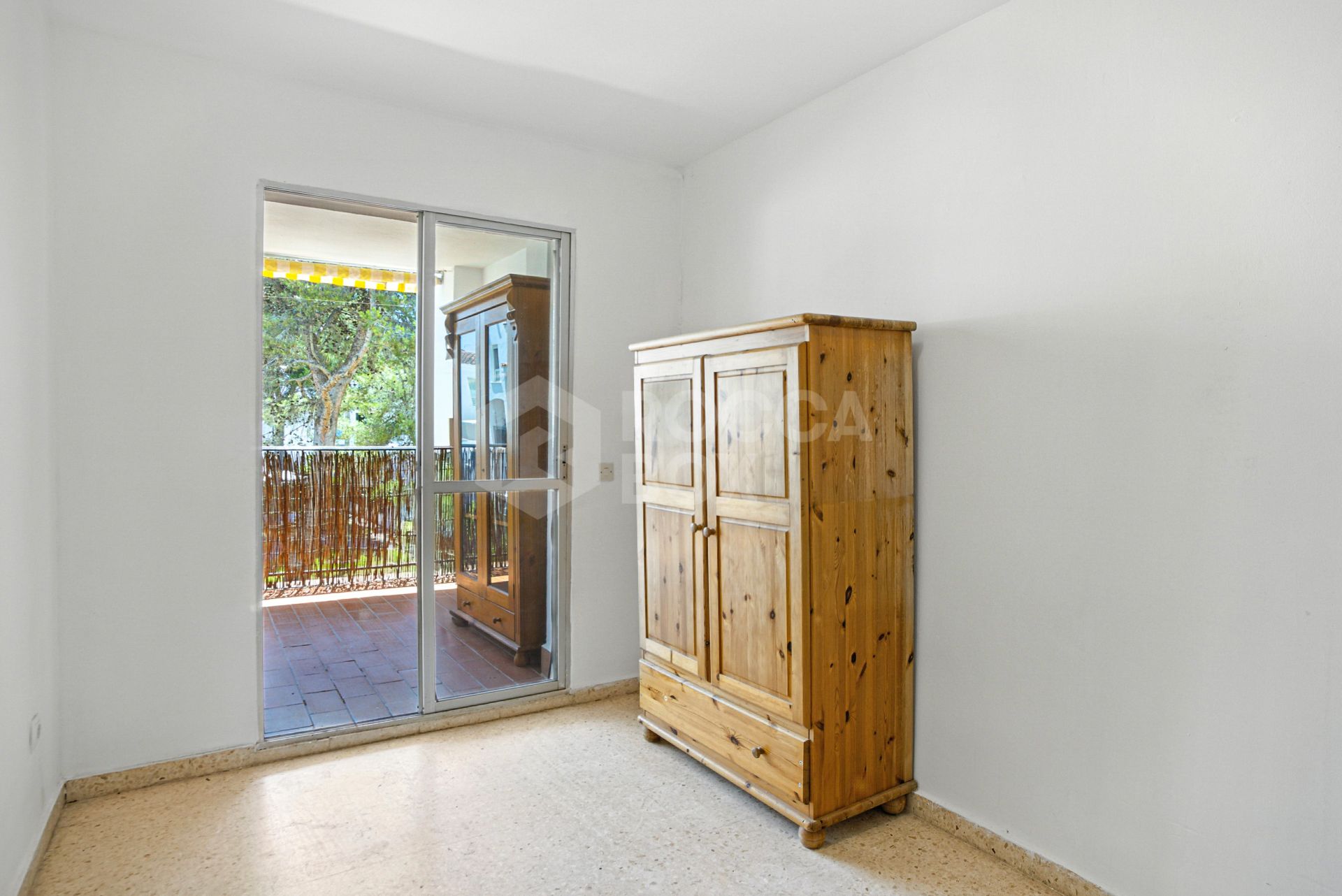 Fantastic reform opportunity; three bedroom apartment located in the gated community, Parque Elviria in Marbella - walking distance to the beach