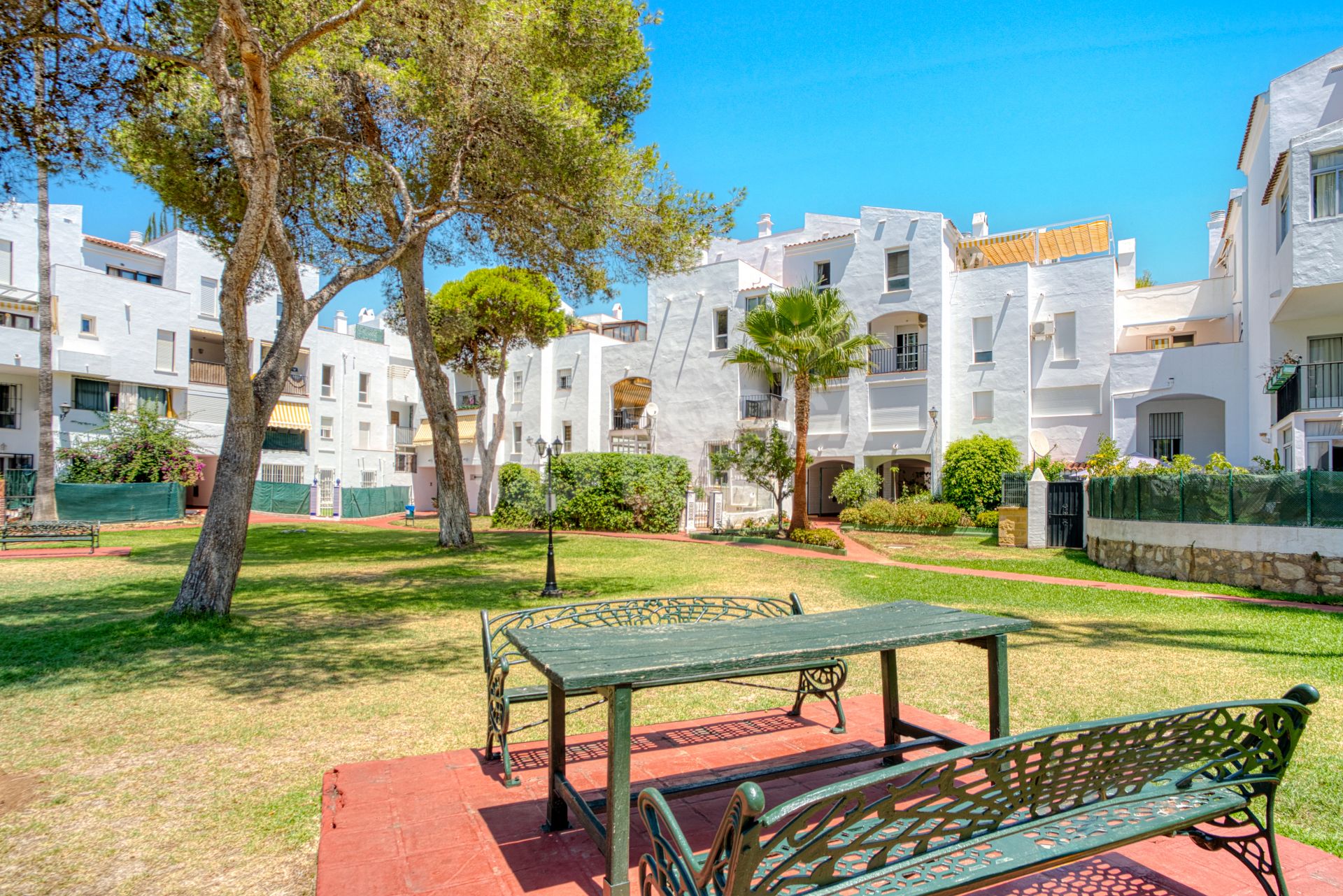 Fantastic reform opportunity; three bedroom apartment located in the gated community, Parque Elviria in Marbella - walking distance to the beach