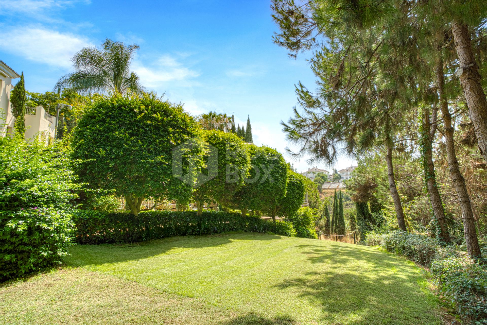 Elegant Six Bedroom, South-Facing Villa in Prestigious Lomas de Marbella Club