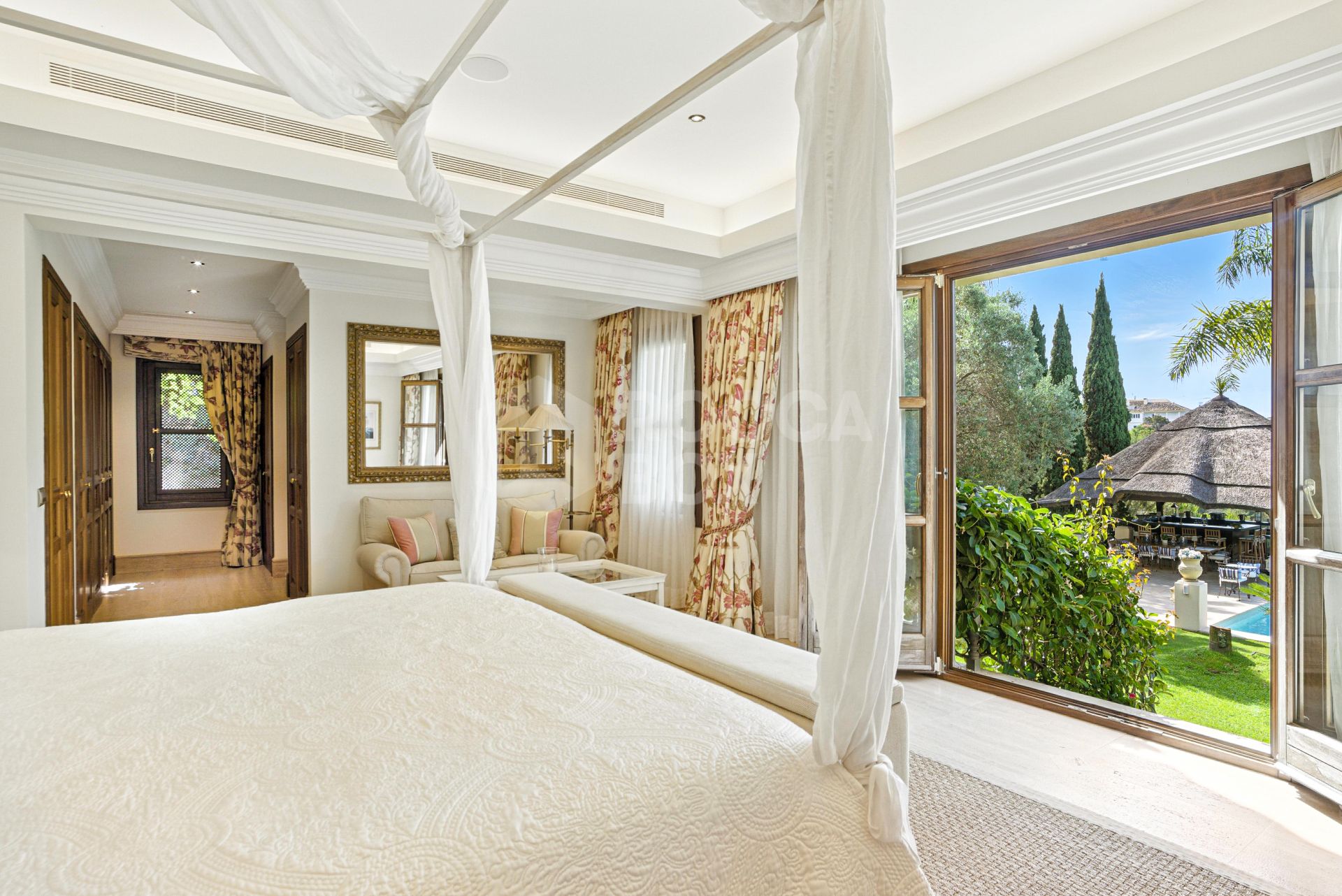 Elegant Six Bedroom, South-Facing Villa in Prestigious Lomas de Marbella Club