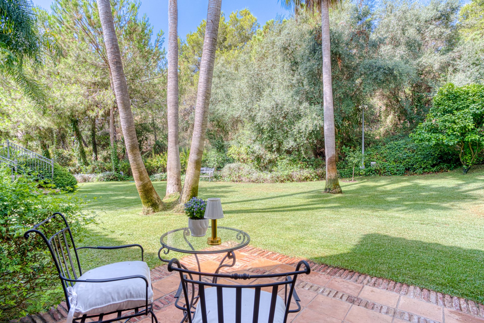 Elegant Six Bedroom, South-Facing Villa in Prestigious Lomas de Marbella Club